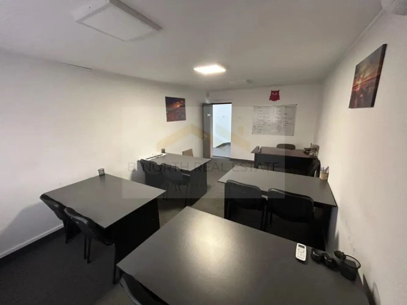 Etaj 2 clădire de birouri de închiriat – Sector 4, zona Piața Progresul - B-North Real Estate vă propune spre închiriere etajul 2 al unei clădiri de birouri, situată în Sector 4 – zona Piața Progresul, o locație accesibilă și potrivită pentru desfășurarea activităților profesionale.
Spațiul este complet amenajat și mobilat pentru activitate de birou, fiind gata de utilizare imediată, fără a necesita investiții suplimentare. Etajul dispune de 3 camere foarte spațioase, hol, palier, baie proprie și ieșire către terasă, oferind un mediu de lucru aerisit, confortabil și bine organizat.
Camerele sunt luminoase și eficient compartimentate, fiind potrivite pentru birouri, agenții, cabinete, firme de servicii sau alte activități administrative. Configurația permite o organizare flexibilă, adaptabilă nevoilor fiecărei companii.
Un avantaj important îl reprezintă posibilitatea de combinare cu spațiul de birouri de la parter, care beneficiază de intrare separată și compartimentare cu pereți din sticlă, pentru firmele care au nevoie de o suprafață extinsă sau de separarea funcțională a activităților.

Caracteristici principale:

Etaj 2 clădire de birouri
3 camere spațioase
Hol și palier
Baie proprie
Ieșire către terasă
Spațiu complet mobilat
Luminos și bine compartimentat
Utilizare imediată, fără investiții suplimentare

Beneficii și avantaje ale zonei:
Sector 4 – Piața Progresul
Acces facil la mijloace de transport
Zonă bine conectată și ușor accesibilă
Potrivit pentru birouri, cabinete și firme de servicii

La prețul afișat se adaugă TVA.

Pentru detalii suplimentare și programarea unei vizionări, contactați B-North Real Estate.