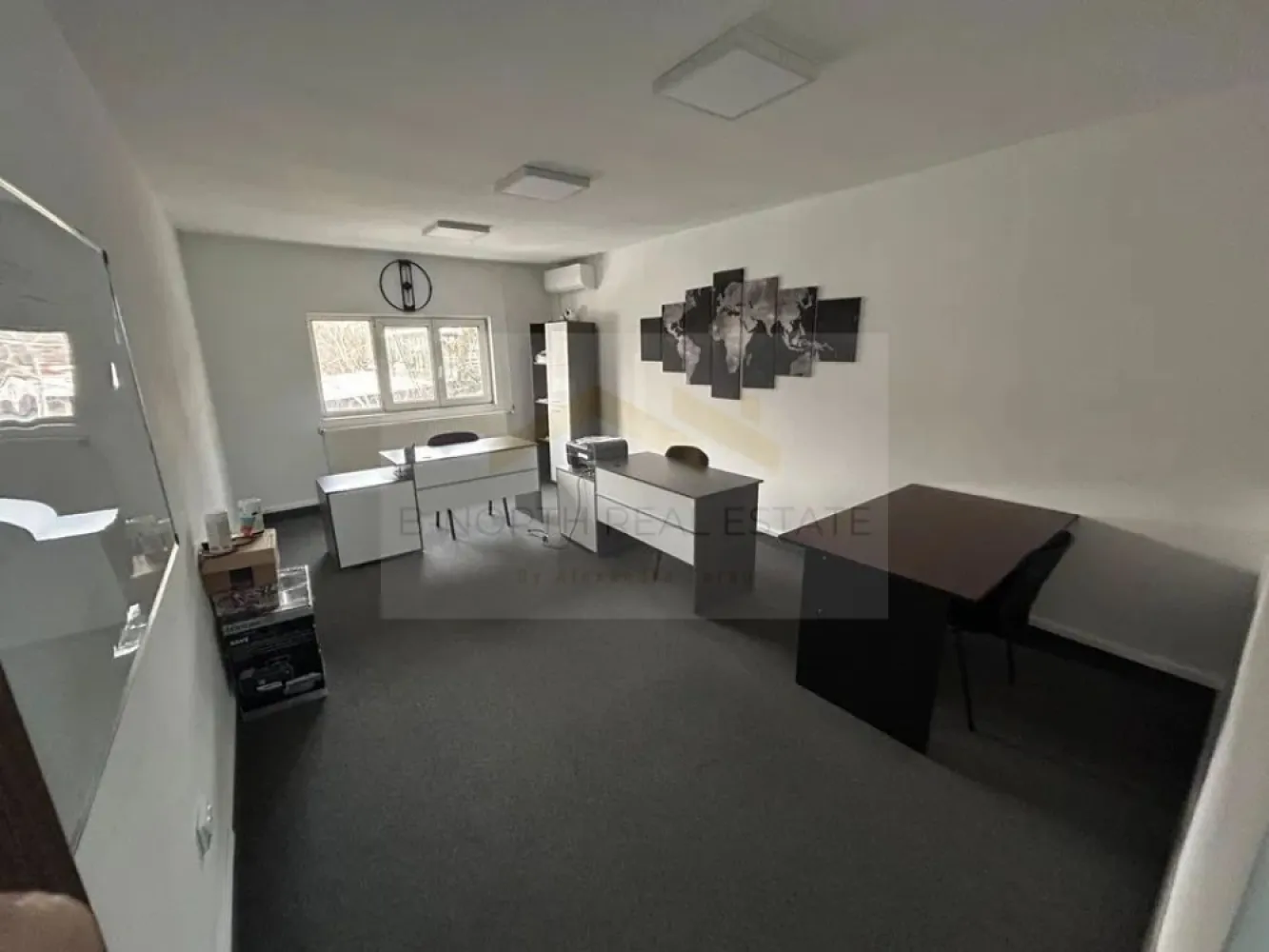 Etaj 2 clădire de birouri de închiriat – Sector 4, zona Piața Progresul - B-North Real Estate vă propune spre închiriere etajul 2 al unei clădiri de birouri, situată în Sector 4 – zona Piața Progresul, o locație accesibilă și potrivită pentru desfășurarea activităților profesionale.
Spațiul este complet amenajat și mobilat pentru activitate de birou, fiind gata de utilizare imediată, fără a necesita investiții suplimentare. Etajul dispune de 3 camere foarte spațioase, hol, palier, baie proprie și ieșire către terasă, oferind un mediu de lucru aerisit, confortabil și bine organizat.
Camerele sunt luminoase și eficient compartimentate, fiind potrivite pentru birouri, agenții, cabinete, firme de servicii sau alte activități administrative. Configurația permite o organizare flexibilă, adaptabilă nevoilor fiecărei companii.
Un avantaj important îl reprezintă posibilitatea de combinare cu spațiul de birouri de la parter, care beneficiază de intrare separată și compartimentare cu pereți din sticlă, pentru firmele care au nevoie de o suprafață extinsă sau de separarea funcțională a activităților.

Caracteristici principale:

Etaj 2 clădire de birouri
3 camere spațioase
Hol și palier
Baie proprie
Ieșire către terasă
Spațiu complet mobilat
Luminos și bine compartimentat
Utilizare imediată, fără investiții suplimentare

Beneficii și avantaje ale zonei:
Sector 4 – Piața Progresul
Acces facil la mijloace de transport
Zonă bine conectată și ușor accesibilă
Potrivit pentru birouri, cabinete și firme de servicii

La prețul afișat se adaugă TVA.

Pentru detalii suplimentare și programarea unei vizionări, contactați B-North Real Estate.