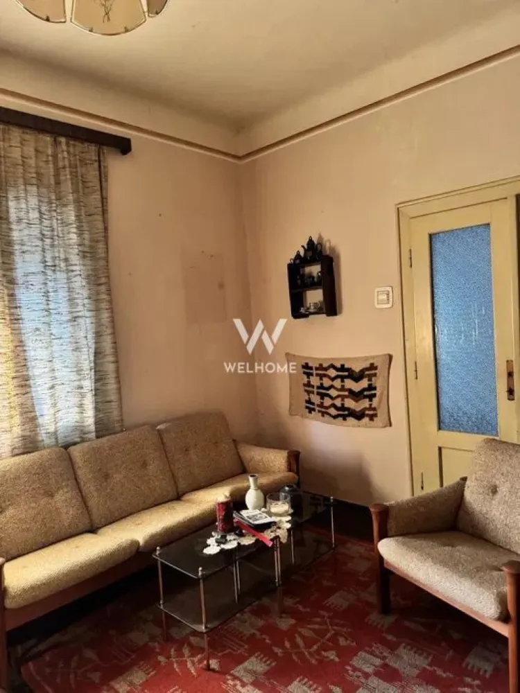 Casă ideală pentru renovare și personalizare, în cartierul Terezian - Casă situată în cartierul Terezian, cu o suprafață de 100 mp, potrivită pentru cei care își doresc o locuință spațioasă, cu grădină și posibilitatea de a o amenaja după propriul stil. Proprietatea este compusă din: • 3 camere luminoase și generoase • bucătărie • baie • hol • pod mansardabil • pivniță • grădină proprie(aproximativ 150mp) Acces auto Curte comună (de 450mp) cu o altă casă situată în partea din spate a proprietății. Imobilul necesită lucrări de renovare, însă oferă potențial excelent pentru a fi transformat într-un cămin confortabil, într-o zonă liniștită și ușor accesibilă din oraș. Pentru detalii și vizionări: Laura –0743030351 }}