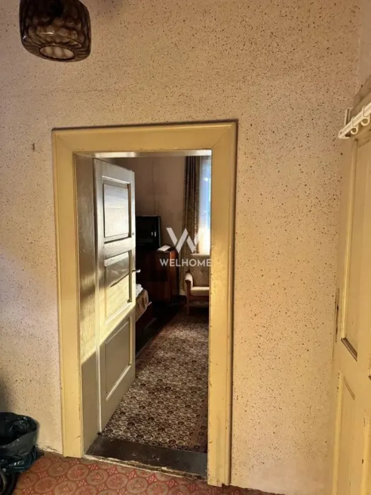 Casă ideală pentru renovare și personalizare, în cartierul Terezian - Casă situată în cartierul Terezian, cu o suprafață de 100 mp, potrivită pentru cei care își doresc o locuință spațioasă, cu grădină și posibilitatea de a o amenaja după propriul stil. Proprietatea este compusă din: • 3 camere luminoase și generoase • bucătărie • baie • hol • pod mansardabil • pivniță • grădină proprie(aproximativ 150mp) Acces auto Curte comună (de 450mp) cu o altă casă situată în partea din spate a proprietății. Imobilul necesită lucrări de renovare, însă oferă potențial excelent pentru a fi transformat într-un cămin confortabil, într-o zonă liniștită și ușor accesibilă din oraș. Pentru detalii și vizionări: Laura –0743030351 }}