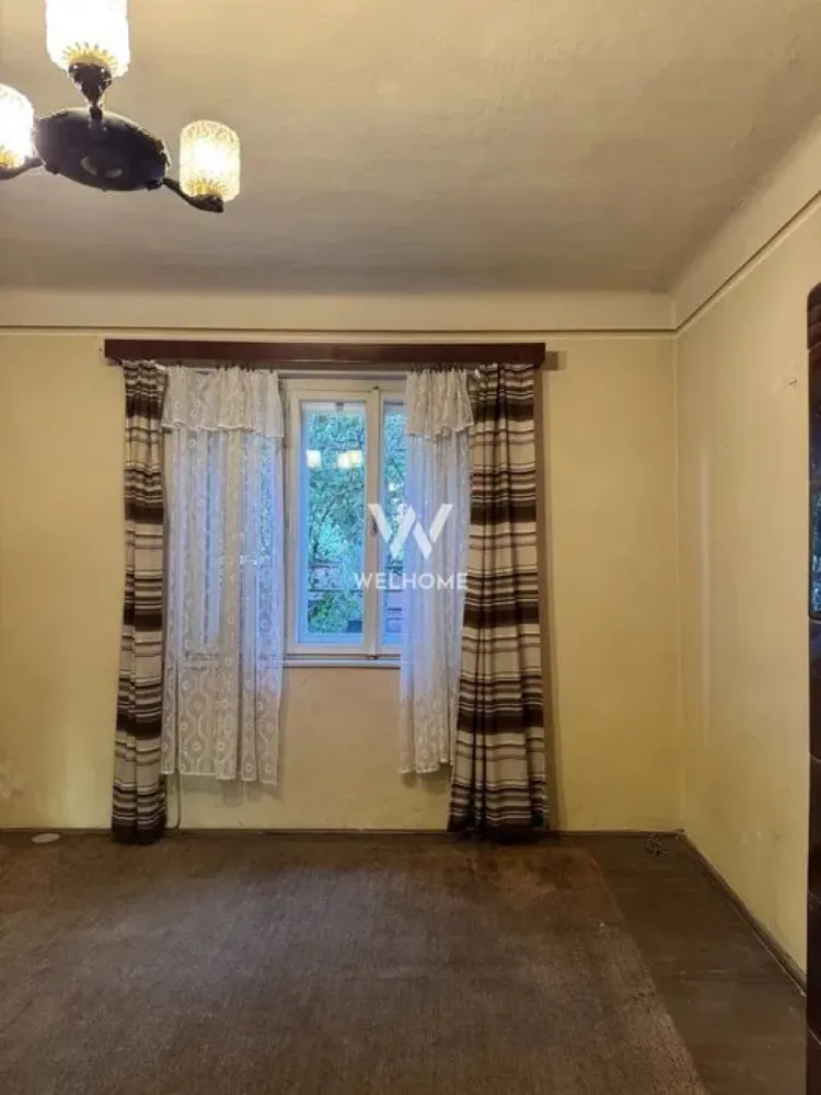 Casă ideală pentru renovare și personalizare, în cartierul Terezian - Casă situată în cartierul Terezian, cu o suprafață de 100 mp, potrivită pentru cei care își doresc o locuință spațioasă, cu grădină și posibilitatea de a o amenaja după propriul stil. Proprietatea este compusă din: • 3 camere luminoase și generoase • bucătărie • baie • hol • pod mansardabil • pivniță • grădină proprie(aproximativ 150mp) Acces auto Curte comună (de 450mp) cu o altă casă situată în partea din spate a proprietății. Imobilul necesită lucrări de renovare, însă oferă potențial excelent pentru a fi transformat într-un cămin confortabil, într-o zonă liniștită și ușor accesibilă din oraș. Pentru detalii și vizionări: Laura –0743030351 }}