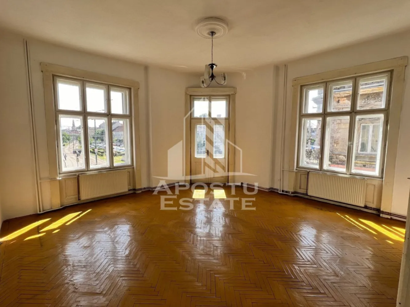 Apartament pretabil birouri, 84 mp, zona Iosefin - Agentia imobiliara APOSTU ESTATE va ofera spre inchiriere apartament pentru birouri , de 84 mp, in zona Iosefin Timisoara.

Apartamentul este amplasat la etajul 1 al unei cladiri istorice, are suprafata totala de 84 mp si este compartimentat astfel:
- hol acces;
- doua inceperi suprafata mare;
- grup sanitar;
-chicineta;
Confortul termic este asigurat de centrala proprie pe gaz si calorifere.
Apartamentul mai detine o boxa pentru depozitare la subsol.

Va asteptam cu drag pentru o vizionare.
CP3188369