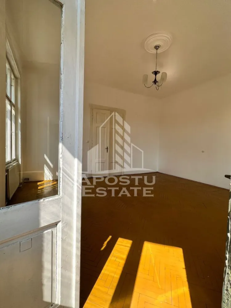 Apartament pretabil birouri, 84 mp, zona Iosefin - Agentia imobiliara APOSTU ESTATE va ofera spre inchiriere apartament pentru birouri , de 84 mp, in zona Iosefin Timisoara.

Apartamentul este amplasat la etajul 1 al unei cladiri istorice, are suprafata totala de 84 mp si este compartimentat astfel:
- hol acces;
- doua inceperi suprafata mare;
- grup sanitar;
-chicineta;
Confortul termic este asigurat de centrala proprie pe gaz si calorifere.
Apartamentul mai detine o boxa pentru depozitare la subsol.

Va asteptam cu drag pentru o vizionare.
CP3188369