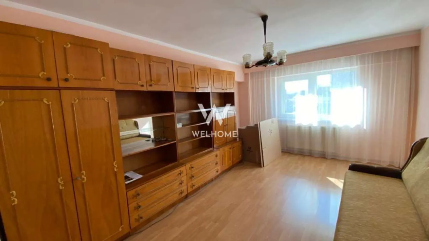 Apartament 3 camere. Pret direct de la proprietar. Sibiu - Pret direct de la proprietar!!! Spre vanzare un apartament cu 3 camere si 2 bai, total decomandat, situat la et 1 din 3 cu suprafata utila de aproximativ 68mp si o logie de 3.48mp. Orientat pe Sud-Vest in zona Turnisor mai exact pe st.Calea Turnisorului colt cu sos.Alba Iulia. Apartamentul este situat pe mijlocul blocului si este bine izolat, geamuri termopan, centrala proprie pe gaz Vailant. Compartimentat astfel: *Hol generos de 8.13mp *WC de serviciu 1.53mp *Living pozitionat pe soare 18.06mp *Dormitor 1 de 12.65mp *Dormitor 2 de 10.54mp *Bucatarie inchisa 7.78mp *Camara 1.49mp *Baie cu cada 3.85mp *logie inchisa 3.48mp Acces la transport public, chiar in fata blocului este statia, magazin Profi, banca BT, Farmacie, teren de joaca pentru copii imprejmuit, s.a. Pret 119 999euro. NEGOCIABIL. *Se percepe comision catre cumparator. Se poate achizitiona cat cu plata cash(transfer bancar), atat si cu credit ipotecar. Pentru mai multe detalii si vzionari la tel. 0745 99 55 37 Mihai. }}