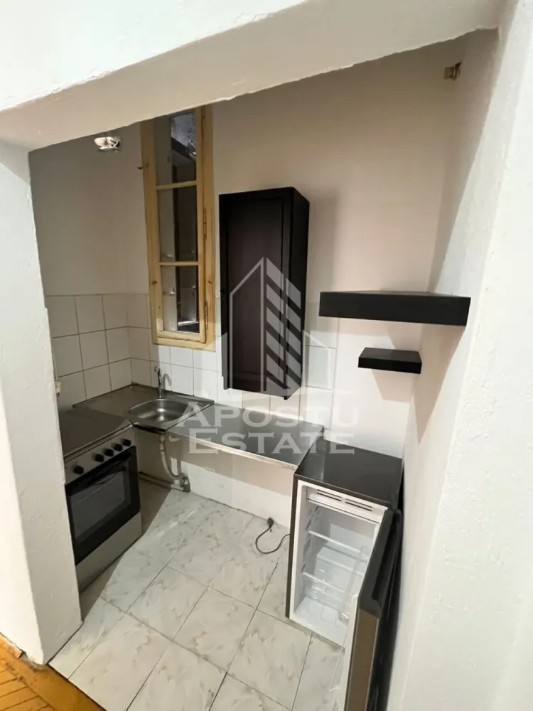 Apartament pretabil birouri, 84 mp, zona Iosefin - Agentia imobiliara APOSTU ESTATE va ofera spre inchiriere apartament pentru birouri , de 84 mp, in zona Iosefin Timisoara.

Apartamentul este amplasat la etajul 1 al unei cladiri istorice, are suprafata totala de 84 mp si este compartimentat astfel:
- hol acces;
- doua inceperi suprafata mare;
- grup sanitar;
-chicineta;
Confortul termic este asigurat de centrala proprie pe gaz si calorifere.
Apartamentul mai detine o boxa pentru depozitare la subsol.

Va asteptam cu drag pentru o vizionare.
CP3188369