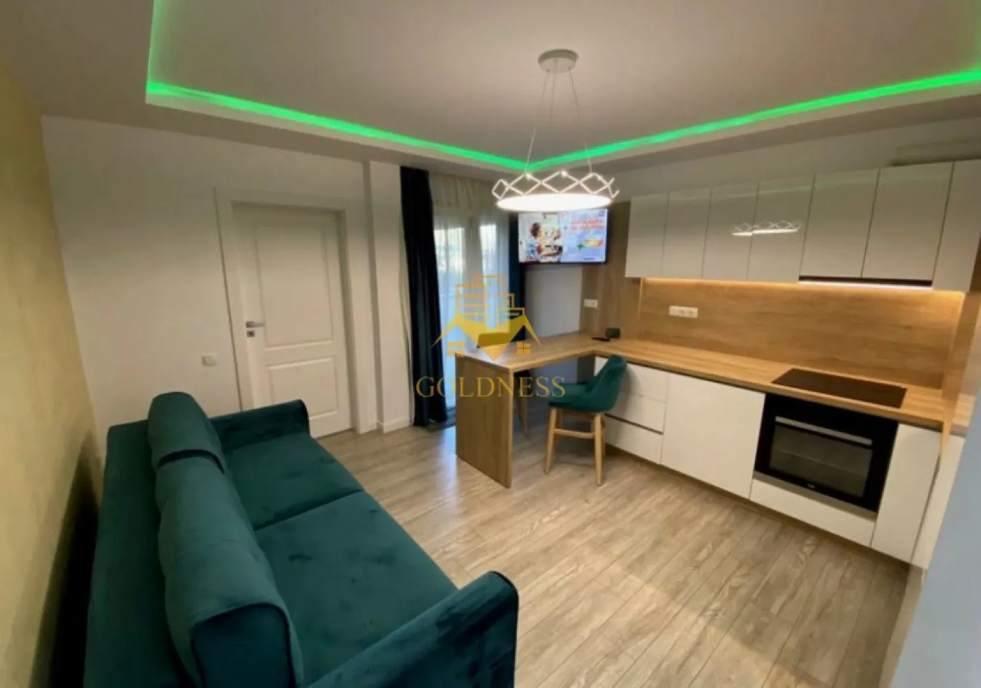 2 camere bloc nou, parcare, modern, Gheorgheni, zona Grand Park - GOLDNESS Imobiliare vă propune spre închiriere un apartament cu 2 camere complet mobilat și utilat, la parter într-un imobil de 7 etaje, în cartierul Gheorgheni.
Dispune de loc de parcare subteran!

Apartamentul este compartimentat astfel:
 - dormitor cu pat matrimonial, dressing, noptiere
 - living cu bucatarie open-space complet utilată, canapea extensibla, loc de servit masa 
 - baie cu cabina de dus, calorifer port prosop inox și dulap pentru depozitare.
 - terasa de 11 mp.

Imobilul este dotat cu toate cele necesare- centrală proprie, mașină de spălat haine, frigider, plită electrică, hotă, TV, masina de spalat vase, etc. 
Se află în apropierea stațiilor de transport în comun, magazine, restaurante, spații verzi, farmacii, etc. 

Dacă sunteți interesați de acest apartament și doriți să îl vizionați, dar și pentru alte oferte sau detalii nu ezitați să ne contactați telefonic sau prin e-mail - goldnessimobiliare@gmail.com. Vă stăm la dispoziție!