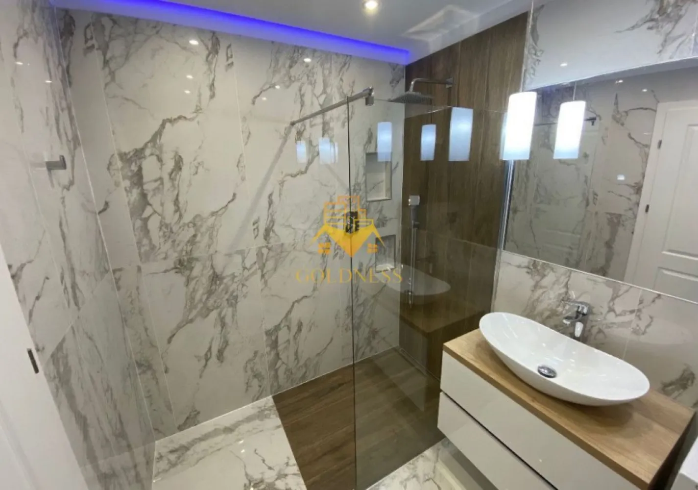 2 camere bloc nou, parcare, modern, Gheorgheni, zona Grand Park - GOLDNESS Imobiliare vă propune spre închiriere un apartament cu 2 camere complet mobilat și utilat, la parter într-un imobil de 7 etaje, în cartierul Gheorgheni.
Dispune de loc de parcare subteran!

Apartamentul este compartimentat astfel:
 - dormitor cu pat matrimonial, dressing, noptiere
 - living cu bucatarie open-space complet utilată, canapea extensibla, loc de servit masa 
 - baie cu cabina de dus, calorifer port prosop inox și dulap pentru depozitare.
 - terasa de 11 mp.

Imobilul este dotat cu toate cele necesare- centrală proprie, mașină de spălat haine, frigider, plită electrică, hotă, TV, masina de spalat vase, etc. 
Se află în apropierea stațiilor de transport în comun, magazine, restaurante, spații verzi, farmacii, etc. 

Dacă sunteți interesați de acest apartament și doriți să îl vizionați, dar și pentru alte oferte sau detalii nu ezitați să ne contactați telefonic sau prin e-mail - goldnessimobiliare@gmail.com. Vă stăm la dispoziție!