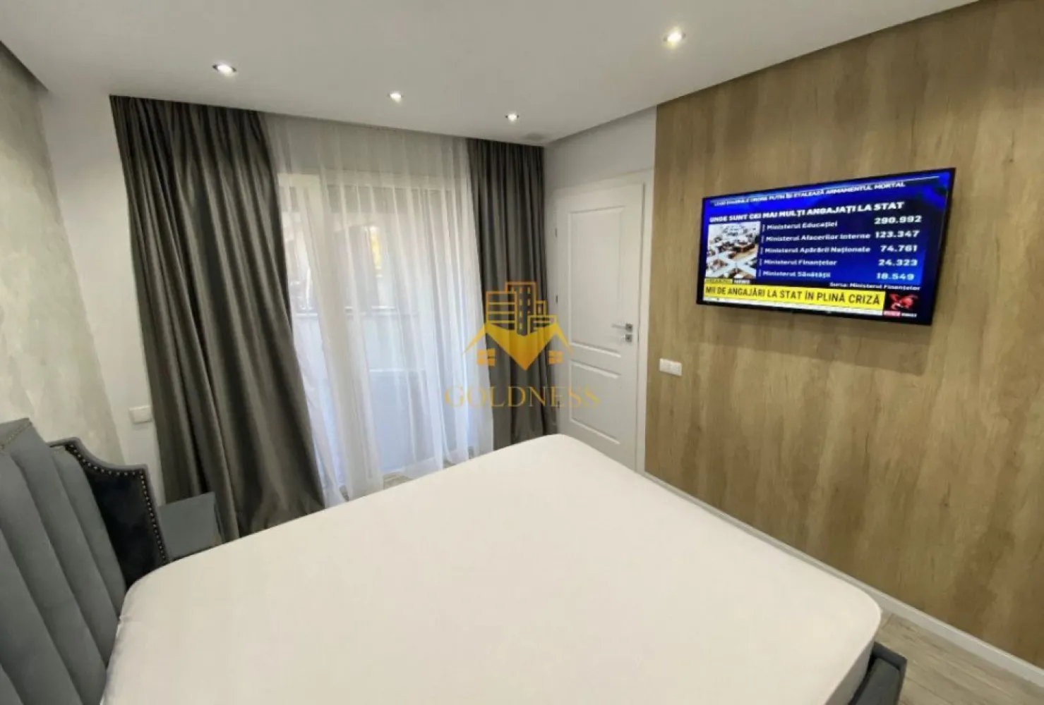 2 camere bloc nou, parcare, modern, Gheorgheni, zona Grand Park - GOLDNESS Imobiliare vă propune spre închiriere un apartament cu 2 camere complet mobilat și utilat, la parter într-un imobil de 7 etaje, în cartierul Gheorgheni.
Dispune de loc de parcare subteran!

Apartamentul este compartimentat astfel:
 - dormitor cu pat matrimonial, dressing, noptiere
 - living cu bucatarie open-space complet utilată, canapea extensibla, loc de servit masa 
 - baie cu cabina de dus, calorifer port prosop inox și dulap pentru depozitare.
 - terasa de 11 mp.

Imobilul este dotat cu toate cele necesare- centrală proprie, mașină de spălat haine, frigider, plită electrică, hotă, TV, masina de spalat vase, etc. 
Se află în apropierea stațiilor de transport în comun, magazine, restaurante, spații verzi, farmacii, etc. 

Dacă sunteți interesați de acest apartament și doriți să îl vizionați, dar și pentru alte oferte sau detalii nu ezitați să ne contactați telefonic sau prin e-mail - goldnessimobiliare@gmail.com. Vă stăm la dispoziție!