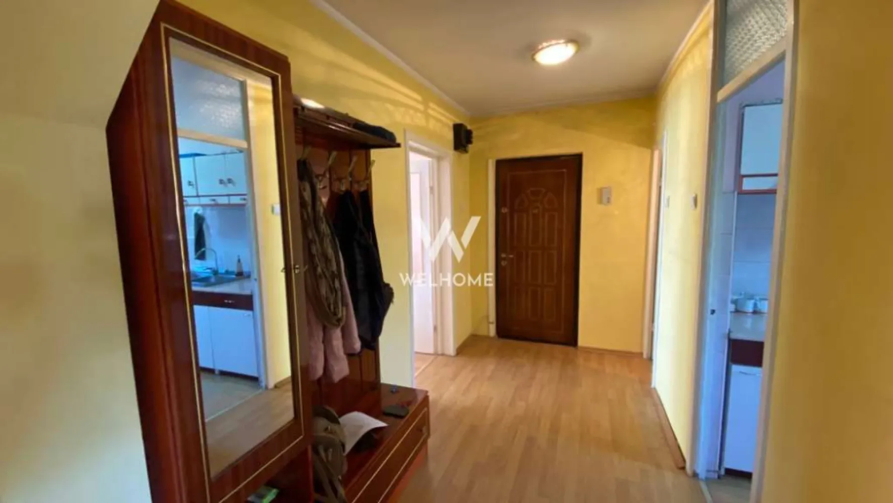 Apartament 3 camere. Pret direct de la proprietar. Sibiu - Pret direct de la proprietar!!! Spre vanzare un apartament cu 3 camere si 2 bai, total decomandat, situat la et 1 din 3 cu suprafata utila de aproximativ 68mp si o logie de 3.48mp. Orientat pe Sud-Vest in zona Turnisor mai exact pe st.Calea Turnisorului colt cu sos.Alba Iulia. Apartamentul este situat pe mijlocul blocului si este bine izolat, geamuri termopan, centrala proprie pe gaz Vailant. Compartimentat astfel: *Hol generos de 8.13mp *WC de serviciu 1.53mp *Living pozitionat pe soare 18.06mp *Dormitor 1 de 12.65mp *Dormitor 2 de 10.54mp *Bucatarie inchisa 7.78mp *Camara 1.49mp *Baie cu cada 3.85mp *logie inchisa 3.48mp Acces la transport public, chiar in fata blocului este statia, magazin Profi, banca BT, Farmacie, teren de joaca pentru copii imprejmuit, s.a. Pret 119 999euro. NEGOCIABIL. *Se percepe comision catre cumparator. Se poate achizitiona cat cu plata cash(transfer bancar), atat si cu credit ipotecar. Pentru mai multe detalii si vzionari la tel. 0745 99 55 37 Mihai. }}