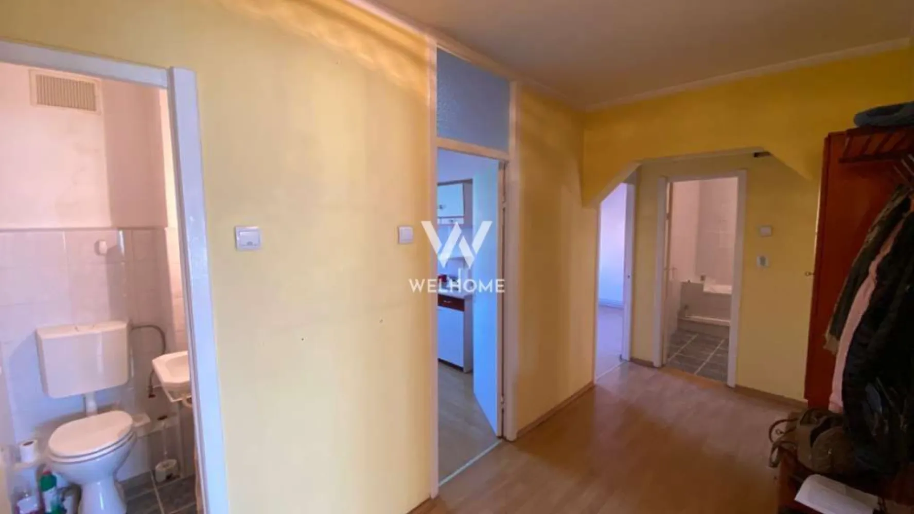 Apartament 3 camere. Pret direct de la proprietar. Sibiu - Pret direct de la proprietar!!! Spre vanzare un apartament cu 3 camere si 2 bai, total decomandat, situat la et 1 din 3 cu suprafata utila de aproximativ 68mp si o logie de 3.48mp. Orientat pe Sud-Vest in zona Turnisor mai exact pe st.Calea Turnisorului colt cu sos.Alba Iulia. Apartamentul este situat pe mijlocul blocului si este bine izolat, geamuri termopan, centrala proprie pe gaz Vailant. Compartimentat astfel: *Hol generos de 8.13mp *WC de serviciu 1.53mp *Living pozitionat pe soare 18.06mp *Dormitor 1 de 12.65mp *Dormitor 2 de 10.54mp *Bucatarie inchisa 7.78mp *Camara 1.49mp *Baie cu cada 3.85mp *logie inchisa 3.48mp Acces la transport public, chiar in fata blocului este statia, magazin Profi, banca BT, Farmacie, teren de joaca pentru copii imprejmuit, s.a. Pret 119 999euro. NEGOCIABIL. *Se percepe comision catre cumparator. Se poate achizitiona cat cu plata cash(transfer bancar), atat si cu credit ipotecar. Pentru mai multe detalii si vzionari la tel. 0745 99 55 37 Mihai. }}