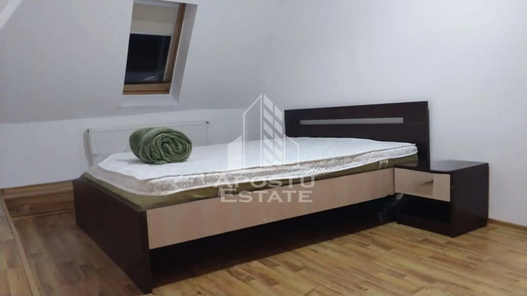 Apartament cu 2 camere de închiriat, Zona Complexul studențesc,Timisoa - Agentia imobiliara APOSTU ESTATE va propune spre inchiriere un apartament cu 2 camere, spatios si luminos, situat in zona Complex, o zona linistita si bine pozitionata din Timisoara, potrivit pentru cupluri,familii, sau studenti care isi doresc o locuinta unde sa se simta confortabil si cu acces facil catre scoli, statii de autobuz, supermarketuri , magazine de zona, parcuri.
Apartamentul se afla la etajul 5 din 5, la mansarda .
Suprafata utila: 45mp
Compartimentare eficienta:
-Hol de acces generos
-Bucatarie complet mobilata si utilata, cu loc de luat masa
-Living luminos si spatios
-Dormitor mobilat si utilat
-Baie prevazuta cu cada

Confort si facilitati:
-Incalzirea apartamentului: centrala proprie 
-Apartamentul este complet mobilat si utilat
-Se accepta animale de companie de catre proprietar

Localizare:
-Timis,Timisoara, zona Complexul studențesc – acces facil spre magazine, supermarketul Lidl, scoli, parcuri si mijloace de transport in comun.

Ideal pentru:
-Familii
-Cupluri
-Studenti

Pret chirie lunara: 380 euro ( usor negociabil)
Programeaza o vizionare pentru a-ti putea imagina viitorul aici!
ID intern: CP3189471