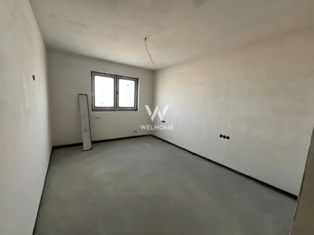 Casa cuplata cu rate la dezvoltator , Sibiu - La o distanta de 8 minute de Sibiu , in Sura Mica localizat central , proiectul insumeaza 40 de case dintre care individuale si cuplate ca cea din prezentare .Casa dispune de un teren de 300 si o suprafata utila de 118 mp. La parter ne intampina un hol generos, baie, o camera de aproximativ 11 mp care poate fi folosita ca si birou sau dormitor, bucataria cu posibilitatea de a se inchide sau a se pastra deschisa pentru a creea mai mult spatiu si camara sau camera tehnica. Tot in partea de jos avem livingul de 24 mp cu zona de dining si iesire in curtea libera de aprozimativ 240 mp compartimentata atat in fata cat si spate si lateral . La etaj avem cele 3 dormitoare dintre care unul cu baie proprie si o baia mare . Interirul se preda la alb . Exteriorul la cheie , in curte fiind suficient spatiu pentru a parca masina, pentru zona de barbeque si zona de relaxare . Exista posibilitatea achizitionarii in rate, avansul minim fiind de 71.550 Euro , iar diferenta pe maxim 6 ani in rate fixe. Termen de finalizare al proiectului: martie - aprilie 2026. Pret : 180000 Euro (plata cash, credit sau rate) Pentru mia multe detalii : 0753277310 }}