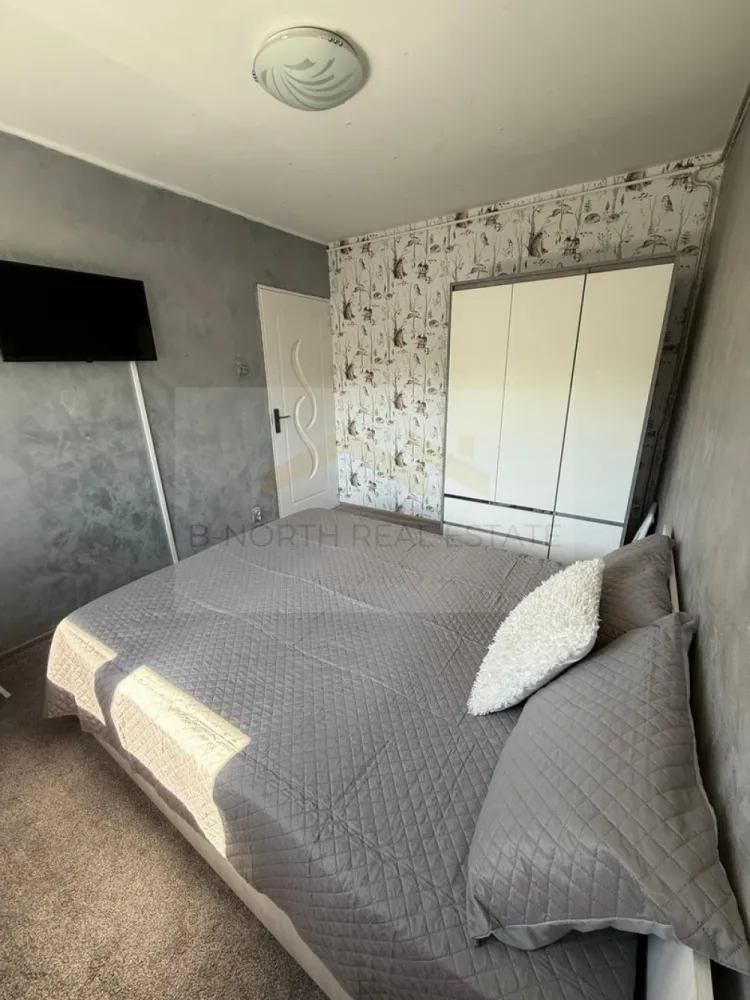 Apartament 2 camere de închiriat | Zona Reșița – Eroii Revoluției - Parcare - B-North Real Estate vă propune spre închiriere un apartament cu 2 camere, situat într-o zonă liniștită și verde din Sectorul 4, în apropiere de Piața Reșița, cu acces rapid către stația de metrou Eroii Revoluției și centrul orașului.
Apartamentul are o suprafață utilă de 39 mp, este amplasat la etajul 4 din 4 și se închiriază complet mobilat și utilat, fiind ideal pentru o persoană sau un cuplu care își dorește confort și liniște.

Caracteristici principale:

Apartament 2 camere
Compartimentare semidecomandată
Suprafață utilă: 39 mp
Etaj 4 din 4
Confort 1
Renovat
Complet mobilat și utilat
Disponibil imediat

Dotări și beneficii:

Aer condiționat
Bucătărie mobilată și utilată
Aragaz
Ferestre PVC
Internet
Apometre
Ușă metalică
Boxă la subsol
Spații de depozitare
Bloc situat pe străzi asfaltate
Loc de parcare inclus

Avantaje locație:

Aproape de Piața Reșița
Tramvai la aproximativ 3 minute de mers pe jos
La doar 4 stații de metrou Eroii Revoluției
Autobuzul 381 cu legătură directă către Piața Romană
Magazine, supermarketuri, bănci și piață în imediata apropiere
Zonă liniștită, cu multă verdeață

Recomandat pentru:

O persoană
Cupluri
Profesioniști

Preț și condiții:

Chirie: 450 euro/lună
Loc de parcare inclus
Disponibil imediat

Pentru informații suplimentare și programarea unei vizionări, contactați B-North Real Estate.
