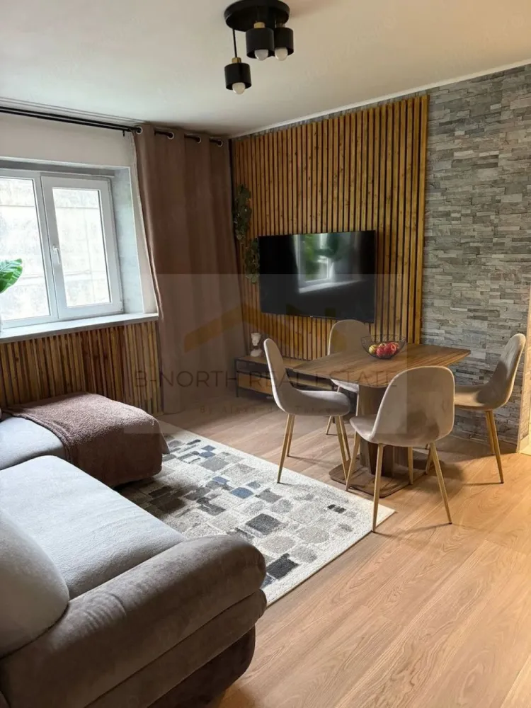 Apartament 2 camere de închiriat | Zona Reșița – Eroii Revoluției - Parcare - B-North Real Estate vă propune spre închiriere un apartament cu 2 camere, situat într-o zonă liniștită și verde din Sectorul 4, în apropiere de Piața Reșița, cu acces rapid către stația de metrou Eroii Revoluției și centrul orașului.
Apartamentul are o suprafață utilă de 39 mp, este amplasat la etajul 4 din 4 și se închiriază complet mobilat și utilat, fiind ideal pentru o persoană sau un cuplu care își dorește confort și liniște.

Caracteristici principale:

Apartament 2 camere
Compartimentare semidecomandată
Suprafață utilă: 39 mp
Etaj 4 din 4
Confort 1
Renovat
Complet mobilat și utilat
Disponibil imediat

Dotări și beneficii:

Aer condiționat
Bucătărie mobilată și utilată
Aragaz
Ferestre PVC
Internet
Apometre
Ușă metalică
Boxă la subsol
Spații de depozitare
Bloc situat pe străzi asfaltate
Loc de parcare inclus

Avantaje locație:

Aproape de Piața Reșița
Tramvai la aproximativ 3 minute de mers pe jos
La doar 4 stații de metrou Eroii Revoluției
Autobuzul 381 cu legătură directă către Piața Romană
Magazine, supermarketuri, bănci și piață în imediata apropiere
Zonă liniștită, cu multă verdeață

Recomandat pentru:

O persoană
Cupluri
Profesioniști

Preț și condiții:

Chirie: 450 euro/lună
Loc de parcare inclus
Disponibil imediat

Pentru informații suplimentare și programarea unei vizionări, contactați B-North Real Estate.