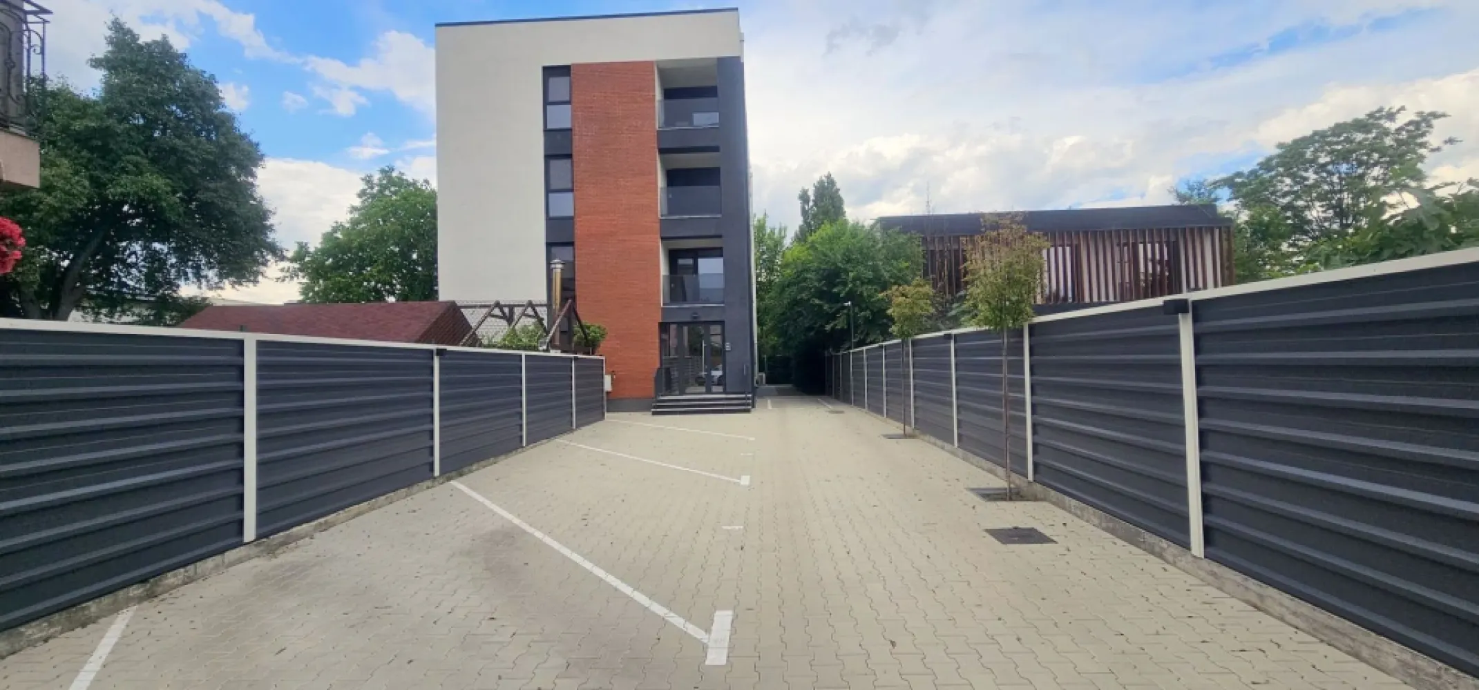 De inchiriat apartament cu 2 camere, Milcov Residence, et. 1, 700 euro - Se oferă spre închiriere un apartament modern cu 2 camere, situat în complexul rezidențial Milcov Residence, într-un bloc nou prevăzut cu lift. Proprietatea este amplasată la etajul 1 și beneficiază de o compartimentare eficientă, spații generoase și finisaje moderne.

Suprafața totală este de 68 mp, din care 54 mp reprezintă suprafața utilă, iar 14 mp sunt ocupați de două balcoane spațioase, ideale pentru relaxare.

Apartamentul oferă următoarele avantaje:
2 camere luminoase și bine compartimentate;
două balcoane;
bloc nou cu lift;
loc de parcare inclus în preț;
jaluzele exterioare cu acționare electrică și telecomandă;
etaj 1.

Locuința este situată într-o zonă liniștită, cu acces facil către principalele puncte de interes ale orașului și reprezintă o alegere excelentă pentru un cuplu, o familie sau persoane care își doresc confortul unui apartament nou.

Preț chirie: 700 euro/lună.
Garanție returnabilă: 700 euro.
La semnarea contractului de închiriere se achită prima lună de chirie, garanția și comisionul agenției imobiliare.

Pentru informații suplimentare și programarea unei vizionări:
Marian Ene – MAG INVEST
Telefon: 0740 949 871