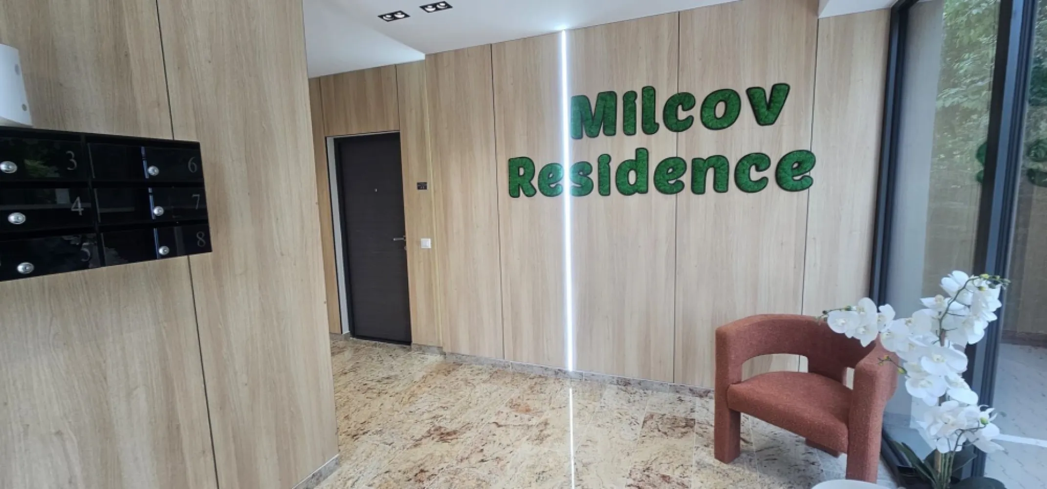 De inchiriat apartament cu 2 camere, Milcov Residence, et. 1, 700 euro - Se oferă spre închiriere un apartament modern cu 2 camere, situat în complexul rezidențial Milcov Residence, într-un bloc nou prevăzut cu lift. Proprietatea este amplasată la etajul 1 și beneficiază de o compartimentare eficientă, spații generoase și finisaje moderne.

Suprafața totală este de 68 mp, din care 54 mp reprezintă suprafața utilă, iar 14 mp sunt ocupați de două balcoane spațioase, ideale pentru relaxare.

Apartamentul oferă următoarele avantaje:
2 camere luminoase și bine compartimentate;
două balcoane;
bloc nou cu lift;
loc de parcare inclus în preț;
jaluzele exterioare cu acționare electrică și telecomandă;
etaj 1.

Locuința este situată într-o zonă liniștită, cu acces facil către principalele puncte de interes ale orașului și reprezintă o alegere excelentă pentru un cuplu, o familie sau persoane care își doresc confortul unui apartament nou.

Preț chirie: 700 euro/lună.
Garanție returnabilă: 700 euro.
La semnarea contractului de închiriere se achită prima lună de chirie, garanția și comisionul agenției imobiliare.

Pentru informații suplimentare și programarea unei vizionări:
Marian Ene – MAG INVEST
Telefon: 0740 949 871