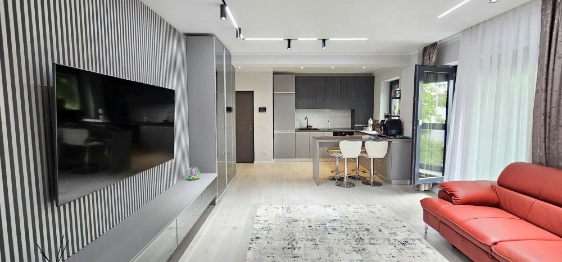 De inchiriat apartament cu 2 camere, Milcov Residence, et. 1, 700 euro - Se oferă spre închiriere un apartament modern cu 2 camere, situat în complexul rezidențial Milcov Residence, într-un bloc nou prevăzut cu lift. Proprietatea este amplasată la etajul 1 și beneficiază de o compartimentare eficientă, spații generoase și finisaje moderne.

Suprafața totală este de 68 mp, din care 54 mp reprezintă suprafața utilă, iar 14 mp sunt ocupați de două balcoane spațioase, ideale pentru relaxare.

Apartamentul oferă următoarele avantaje:
2 camere luminoase și bine compartimentate;
două balcoane;
bloc nou cu lift;
loc de parcare inclus în preț;
jaluzele exterioare cu acționare electrică și telecomandă;
etaj 1.

Locuința este situată într-o zonă liniștită, cu acces facil către principalele puncte de interes ale orașului și reprezintă o alegere excelentă pentru un cuplu, o familie sau persoane care își doresc confortul unui apartament nou.

Preț chirie: 700 euro/lună.
Garanție returnabilă: 700 euro.
La semnarea contractului de închiriere se achită prima lună de chirie, garanția și comisionul agenției imobiliare.

Pentru informații suplimentare și programarea unei vizionări:
Marian Ene – MAG INVEST
Telefon: 0740 949 871