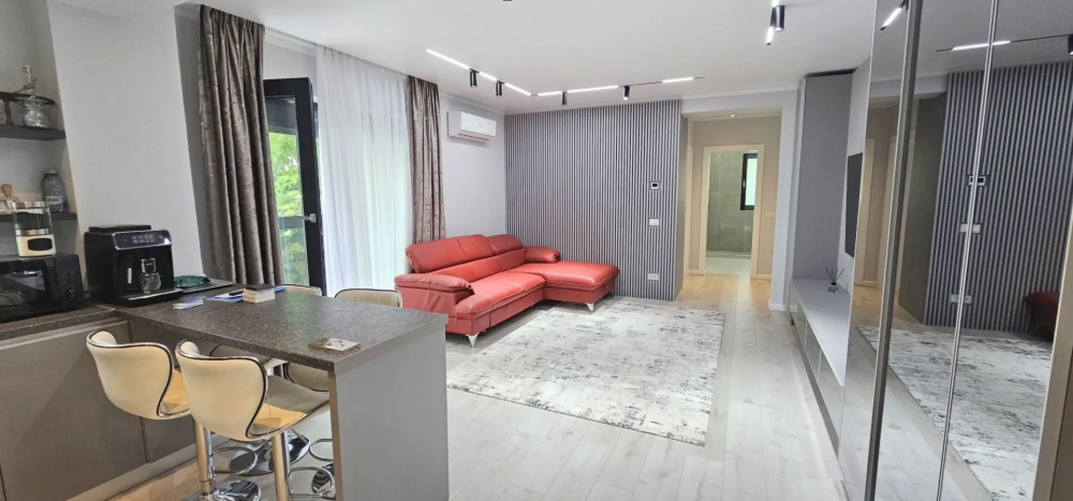 De inchiriat apartament cu 2 camere, Milcov Residence, et. 1, 700 euro - Se oferă spre închiriere un apartament modern cu 2 camere, situat în complexul rezidențial Milcov Residence, într-un bloc nou prevăzut cu lift. Proprietatea este amplasată la etajul 1 și beneficiază de o compartimentare eficientă, spații generoase și finisaje moderne.

Suprafața totală este de 68 mp, din care 54 mp reprezintă suprafața utilă, iar 14 mp sunt ocupați de două balcoane spațioase, ideale pentru relaxare.

Apartamentul oferă următoarele avantaje:
2 camere luminoase și bine compartimentate;
două balcoane;
bloc nou cu lift;
loc de parcare inclus în preț;
jaluzele exterioare cu acționare electrică și telecomandă;
etaj 1.

Locuința este situată într-o zonă liniștită, cu acces facil către principalele puncte de interes ale orașului și reprezintă o alegere excelentă pentru un cuplu, o familie sau persoane care își doresc confortul unui apartament nou.

Preț chirie: 700 euro/lună.
Garanție returnabilă: 700 euro.
La semnarea contractului de închiriere se achită prima lună de chirie, garanția și comisionul agenției imobiliare.

Pentru informații suplimentare și programarea unei vizionări:
Marian Ene – MAG INVEST
Telefon: 0740 949 871