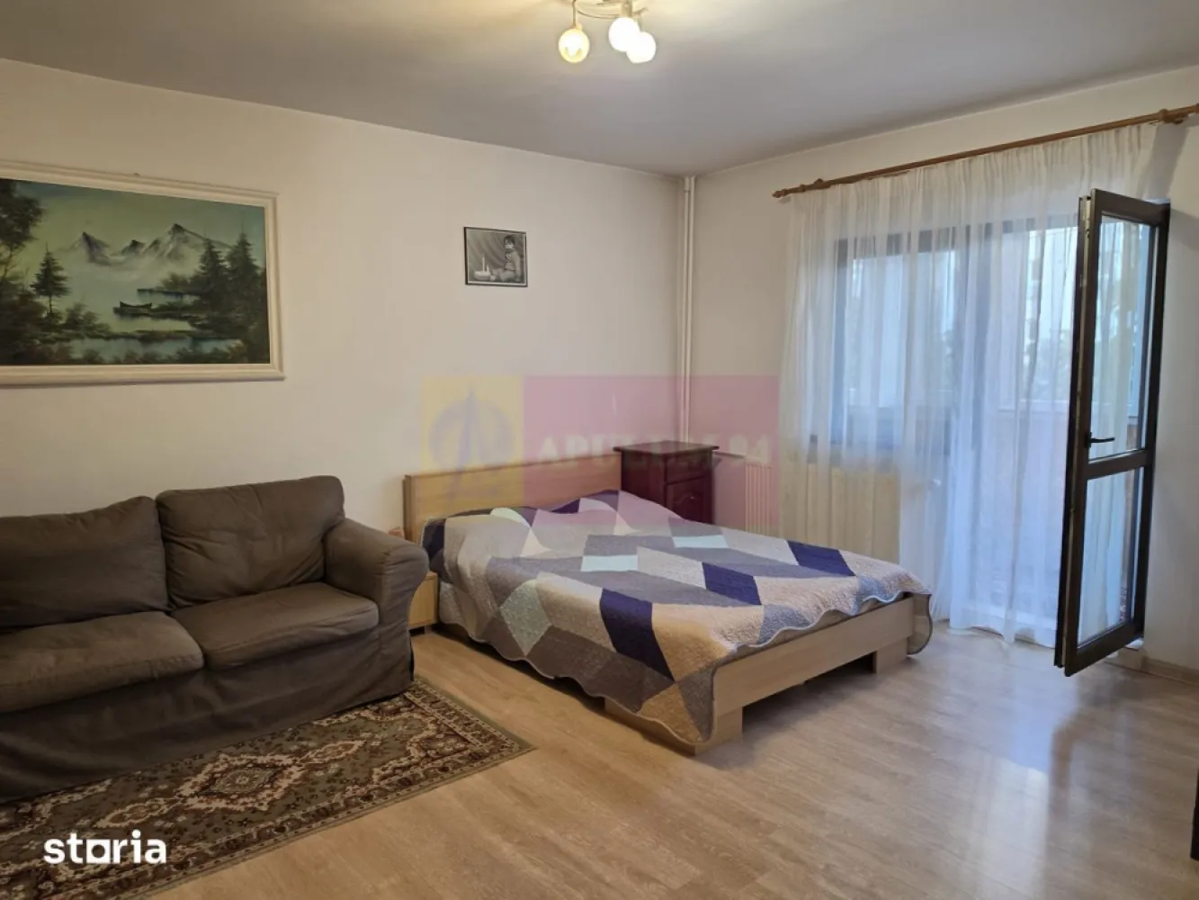 Garsonieră, metrou Piata Muncii, 42 mp utili, etaj 4/8 - Agentia Imobiliara Apulum 94, va ofera spre vanzare
 Garsonieră, zona Piata Muncii - Decebal, etaj 4/8, spațioasă de 42 mp utili, la 3-5 minute de metrou Piața Muncii, vedere spre spațiu verde.Garsonieră spatioasa, cu o suprafață de 42 mp, situată într-una dintre cele mai apreciate zone rezidențiale ale Bucureștiului – în spatele Bulevardului Decebal, la doar 3-5 minute de mers pe jos de stația de metrou Piața Muncii.Camera este luminoasa și priveliștea plăcută către o zonă verde, cu arbori maturi, care oferă liniște și intimitate – un avantaj rar întâlnit într-o locație atât de centrală.
Bucataria este mare, separata de camera, cu mobilier realizat pe comandă și spațiu util pentru depozitare.
Balconul este inchis pe toate lungimea (6m) cu tamplarie PVC, ideal pentru depozitare sau zona de relaxare.
Amplasarea este unul dintre principalele atuuri ale proprietății
În imediata apropiere se află:* stația de metrou Piața Muncii;* Bulevardul Decebal, cu numeroase restaurante și cafenele;* supermarketuri, farmacii și bănci;* parcuri și spații verzi;* școli și grădinițe;* acces rapid către Piața Unirii, Dristor și centrul orașului.