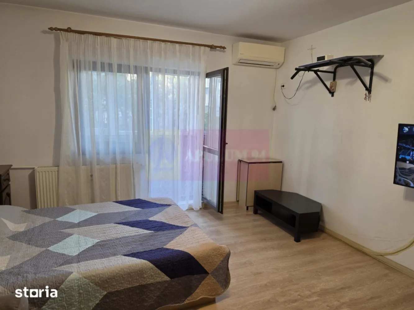 Garsonieră, metrou Piata Muncii, 42 mp utili, etaj 4/8 - Agentia Imobiliara Apulum 94, va ofera spre vanzare
 Garsonieră, zona Piata Muncii - Decebal, etaj 4/8, spațioasă de 42 mp utili, la 3-5 minute de metrou Piața Muncii, vedere spre spațiu verde.Garsonieră spatioasa, cu o suprafață de 42 mp, situată într-una dintre cele mai apreciate zone rezidențiale ale Bucureștiului – în spatele Bulevardului Decebal, la doar 3-5 minute de mers pe jos de stația de metrou Piața Muncii.Camera este luminoasa și priveliștea plăcută către o zonă verde, cu arbori maturi, care oferă liniște și intimitate – un avantaj rar întâlnit într-o locație atât de centrală.
Bucataria este mare, separata de camera, cu mobilier realizat pe comandă și spațiu util pentru depozitare.
Balconul este inchis pe toate lungimea (6m) cu tamplarie PVC, ideal pentru depozitare sau zona de relaxare.
Amplasarea este unul dintre principalele atuuri ale proprietății
În imediata apropiere se află:* stația de metrou Piața Muncii;* Bulevardul Decebal, cu numeroase restaurante și cafenele;* supermarketuri, farmacii și bănci;* parcuri și spații verzi;* școli și grădinițe;* acces rapid către Piața Unirii, Dristor și centrul orașului.
