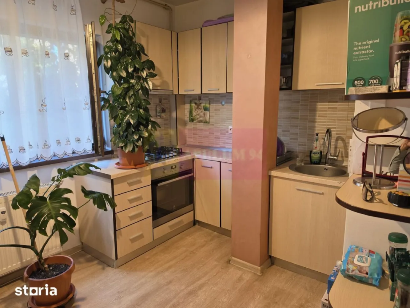 Garsonieră, metrou Piata Muncii, 42 mp utili, etaj 4/8 - Agentia Imobiliara Apulum 94, va ofera spre vanzare
 Garsonieră, zona Piata Muncii - Decebal, etaj 4/8, spațioasă de 42 mp utili, la 3-5 minute de metrou Piața Muncii, vedere spre spațiu verde.Garsonieră spatioasa, cu o suprafață de 42 mp, situată într-una dintre cele mai apreciate zone rezidențiale ale Bucureștiului – în spatele Bulevardului Decebal, la doar 3-5 minute de mers pe jos de stația de metrou Piața Muncii.Camera este luminoasa și priveliștea plăcută către o zonă verde, cu arbori maturi, care oferă liniște și intimitate – un avantaj rar întâlnit într-o locație atât de centrală.
Bucataria este mare, separata de camera, cu mobilier realizat pe comandă și spațiu util pentru depozitare.
Balconul este inchis pe toate lungimea (6m) cu tamplarie PVC, ideal pentru depozitare sau zona de relaxare.
Amplasarea este unul dintre principalele atuuri ale proprietății
În imediata apropiere se află:* stația de metrou Piața Muncii;* Bulevardul Decebal, cu numeroase restaurante și cafenele;* supermarketuri, farmacii și bănci;* parcuri și spații verzi;* școli și grădinițe;* acces rapid către Piața Unirii, Dristor și centrul orașului.