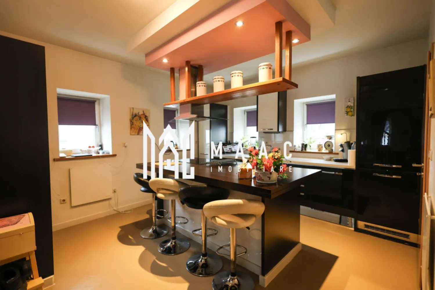 2 Case | 8 Camere | Teren 1180 | Porumbacu de Sus - MAAC Imobiliare vă prezintă o proprietate ideală pentru locuire multifamilială sau investiție premium. Situată pe un teren generos de 1.180 mp, această proprietate deosebită se remarcă prin două case moderne, complet mobilate și utilate, finisaje de calitate și un ambient atent amenajat, oferind confort, funcționalitate și intimitate. Casa 1 – eficiență și intimitate Suprafață utilă: 110 mp 2 camere spațioase Living primitor Bucătărie modernă, complet utilată 2 băi 2 dressing-uri generoase Terasă închisă – ideală pentru relaxare Pivniță pentru depozitare Casa 2 – spațiu, lumină și eleganță Suprafață utilă: 200 mp 4 dormitoare Living amplu și luminos Bucătărie complet echipată 4 băi Terasă deschisa pentru momente de relaxare în aer liber Anexe și facilități suplimentare Magazie: 18 mp Terasă acoperită: 46 mp Spațiu acoperit pentru 2 autoturisme – 25 mp Cameră tehnică: 11 mp Curte și terase amenajate cu mobilier exterior Zonă de barbecue, perfectă pentru activități recreative Dotări și utilități Curent trifazic Apă, canalizare Internet și TV Două căi de acces: acces pietonal acces auto cu poartă electrică Această proprietate este alegerea ideală pentru familii numeroase, locuire combinată cu investiție sau pentru cei care caută un stil de viață modern, într-un cadru bine organizat și elegant. Pentru mai multe informații, vă rugăm să menționați că ați văzut anunțul cu ID: CP2209718 }}