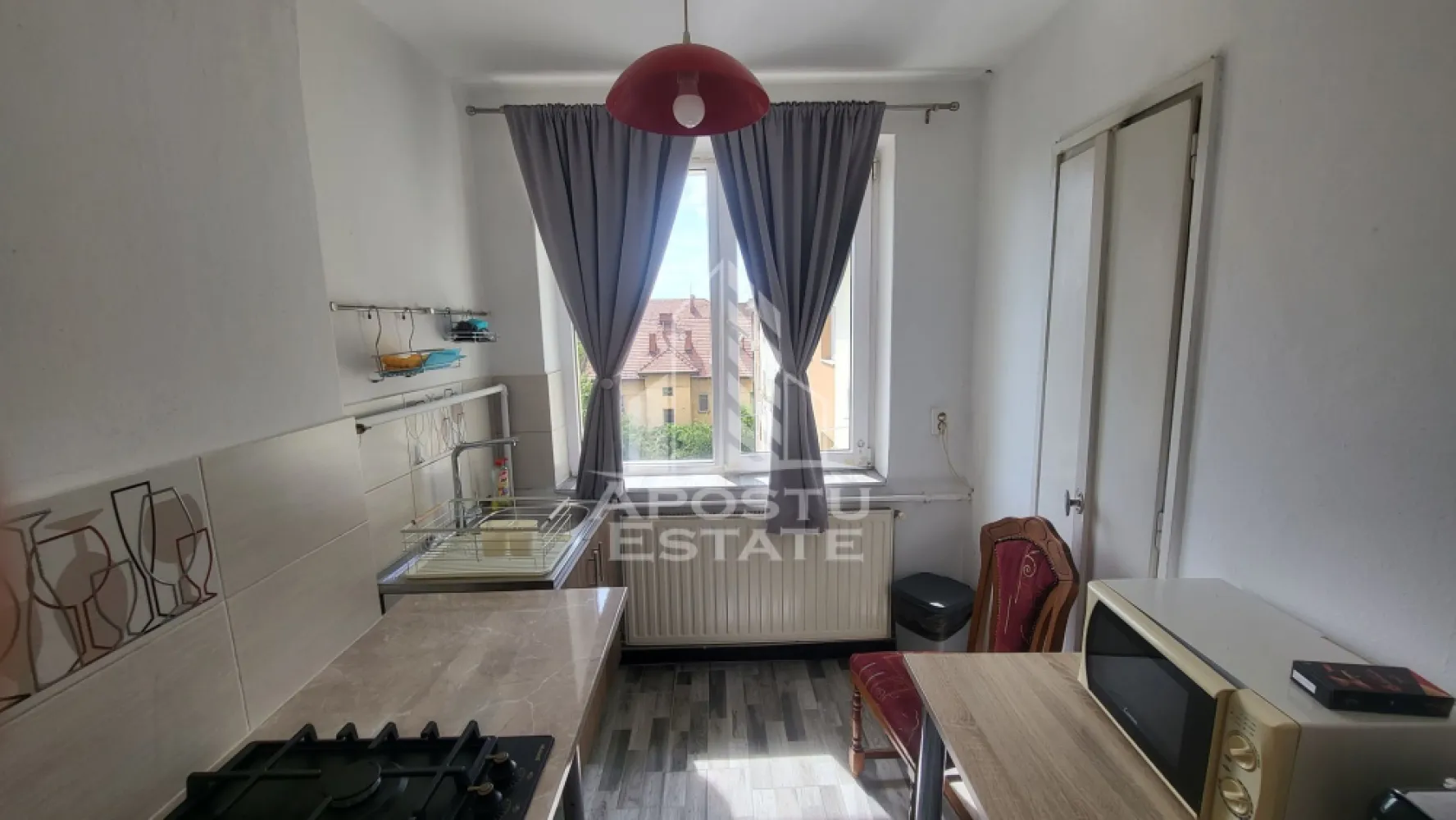 Apartament cu 2 camere,zona Centrala - Agentia Apostu Estate va ofera spre inchiriere un apartament cu 2 camere,semidecomandat,situat in zona Centrala,langa Piata 700.
Apartamentul este disponibila etajul 4/4 ,intr-un imobil anvelopat,cu o suprafata utila de 49 mp plus balcon.
Confortul termic se realizeaza prin intermediul centralei si al climei.
Apartamentul se inchiriaza mobilat si utilat,precum in poze.
Compartimentare:
-hol
-bucatarie
-dormitor
-hol
-baie
-dormitor
-balcon
Ideal pt studenti,cupluri.
Pozitie excelenta cu acces facil catre diverse zone de interes.
Disponibil imediat!
Va asteptam cu drag la o vizionare!