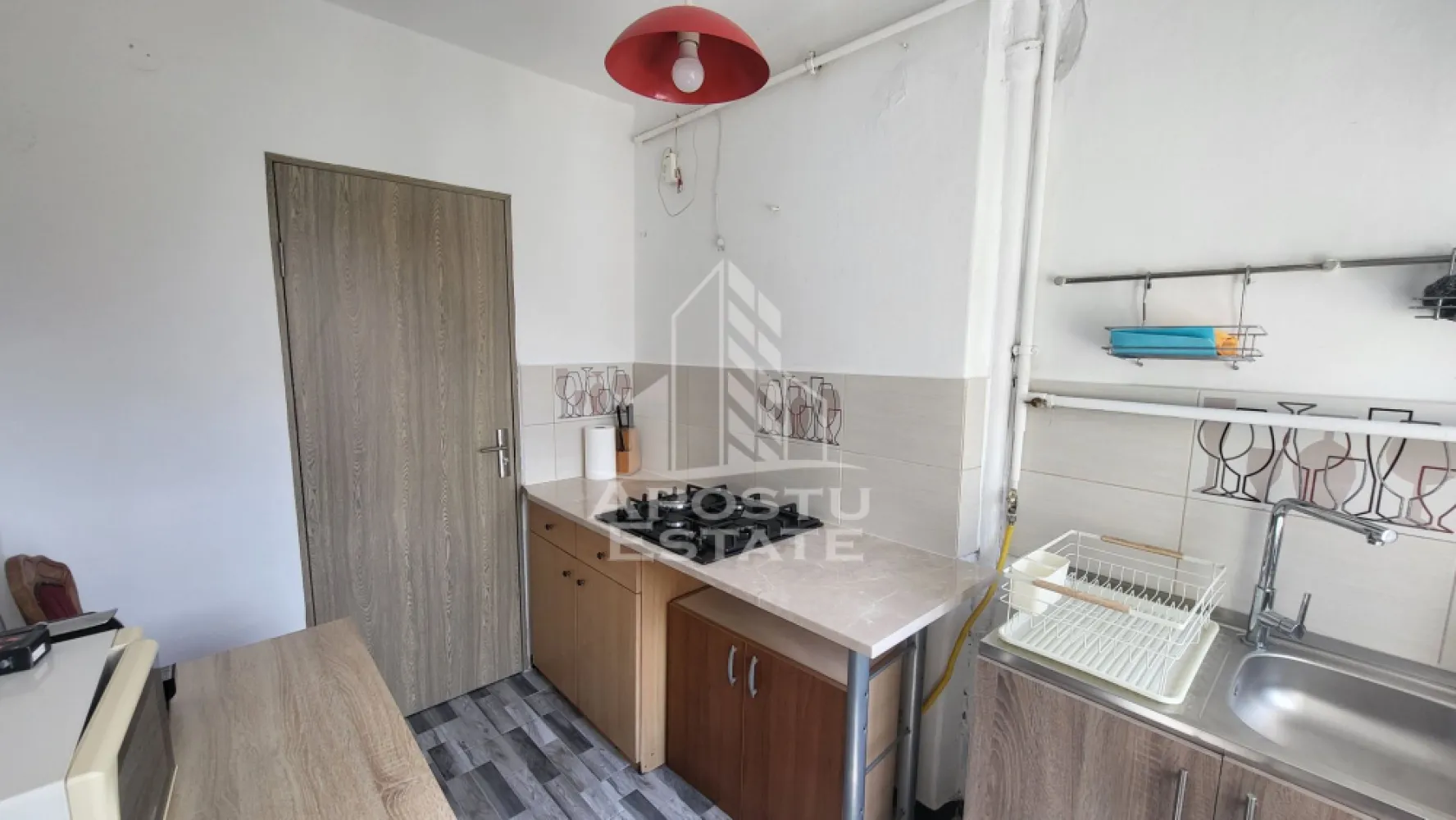 Apartament cu 2 camere,zona Centrala - Agentia Apostu Estate va ofera spre inchiriere un apartament cu 2 camere,semidecomandat,situat in zona Centrala,langa Piata 700.
Apartamentul este disponibila etajul 4/4 ,intr-un imobil anvelopat,cu o suprafata utila de 49 mp plus balcon.
Confortul termic se realizeaza prin intermediul centralei si al climei.
Apartamentul se inchiriaza mobilat si utilat,precum in poze.
Compartimentare:
-hol
-bucatarie
-dormitor
-hol
-baie
-dormitor
-balcon
Ideal pt studenti,cupluri.
Pozitie excelenta cu acces facil catre diverse zone de interes.
Disponibil imediat!
Va asteptam cu drag la o vizionare!