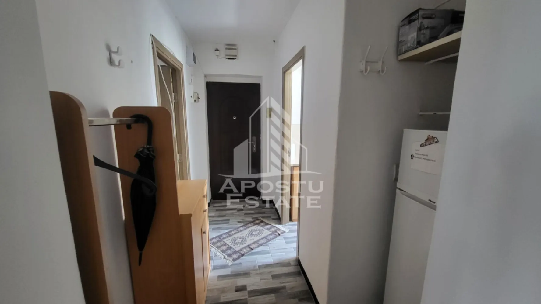 Apartament cu 2 camere,zona Centrala - Agentia Apostu Estate va ofera spre inchiriere un apartament cu 2 camere,semidecomandat,situat in zona Centrala,langa Piata 700.
Apartamentul este disponibila etajul 4/4 ,intr-un imobil anvelopat,cu o suprafata utila de 49 mp plus balcon.
Confortul termic se realizeaza prin intermediul centralei si al climei.
Apartamentul se inchiriaza mobilat si utilat,precum in poze.
Compartimentare:
-hol
-bucatarie
-dormitor
-hol
-baie
-dormitor
-balcon
Ideal pt studenti,cupluri.
Pozitie excelenta cu acces facil catre diverse zone de interes.
Disponibil imediat!
Va asteptam cu drag la o vizionare!