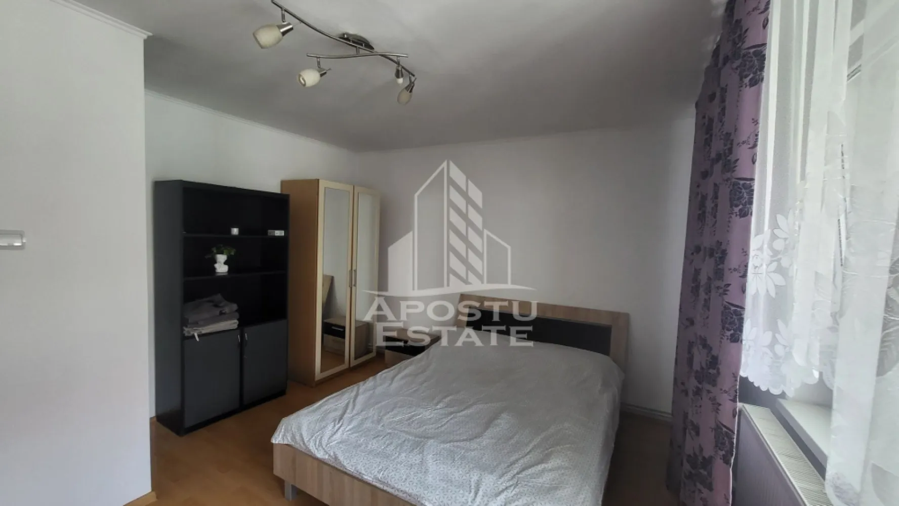 Apartament cu 2 camere,zona Centrala - Agentia Apostu Estate va ofera spre inchiriere un apartament cu 2 camere,semidecomandat,situat in zona Centrala,langa Piata 700.
Apartamentul este disponibila etajul 4/4 ,intr-un imobil anvelopat,cu o suprafata utila de 49 mp plus balcon.
Confortul termic se realizeaza prin intermediul centralei si al climei.
Apartamentul se inchiriaza mobilat si utilat,precum in poze.
Compartimentare:
-hol
-bucatarie
-dormitor
-hol
-baie
-dormitor
-balcon
Ideal pt studenti,cupluri.
Pozitie excelenta cu acces facil catre diverse zone de interes.
Disponibil imediat!
Va asteptam cu drag la o vizionare!