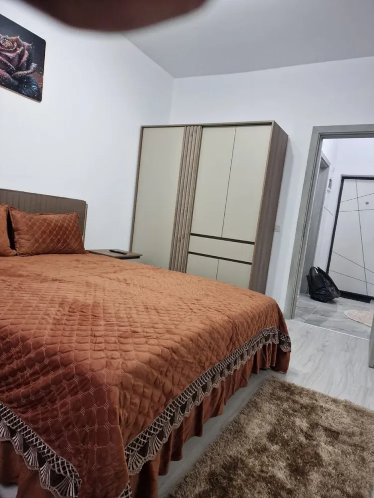 Apartament 2 camere, prima închiriere, Militari Residence – Parcare - Apartament de închiriat cartierul Militari Residence, strada Weiner Palada 12 Suprafață utilă 55 mp. Etaj 1 din 7 cu lift. Apartamentul este la prima închiriere. Mobilier nou. Centrală proprie. Contorizare individuală. Aer condiționat. Compartimentare practică living, dormitor, bucătărie complet mobilată și utilată, baie complet echipată. În apropierea blocului se află Complex Militari Shopping, Lidl, Kaufland. Ai acces rapid la metrou Preciziei și metrou Păcii. În zonă găsești restaurante și magazine. Loc de parcare INCLUS IN PRET Contract pe 12 luni, cu posibilitate de prelungire. Comision standard 50% dintr o lună de chirie. Se plătește o singură dată, la semnarea contractului. La semnare se achită comisionul 200 euro, garanția 400 euro și prima lună de chirie 400 euro. Ulterior se plătește lunar chiria și utilitățile, în funcție de consum. Nu se acceptă: Cetățeni străini, persoane de etnie romă, animale de companie. Detalii la numărul 0724 826 913 Bogdan }}