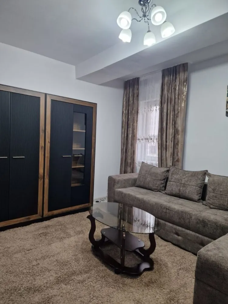 Apartament 2 camere, prima închiriere, Militari Residence – Parcare - Apartament de închiriat cartierul Militari Residence, strada Weiner Palada 12 Suprafață utilă 55 mp. Etaj 1 din 7 cu lift. Apartamentul este la prima închiriere. Mobilier nou. Centrală proprie. Contorizare individuală. Aer condiționat. Compartimentare practică living, dormitor, bucătărie complet mobilată și utilată, baie complet echipată. În apropierea blocului se află Complex Militari Shopping, Lidl, Kaufland. Ai acces rapid la metrou Preciziei și metrou Păcii. În zonă găsești restaurante și magazine. Loc de parcare INCLUS IN PRET Contract pe 12 luni, cu posibilitate de prelungire. Comision standard 50% dintr o lună de chirie. Se plătește o singură dată, la semnarea contractului. La semnare se achită comisionul 200 euro, garanția 400 euro și prima lună de chirie 400 euro. Ulterior se plătește lunar chiria și utilitățile, în funcție de consum. Nu se acceptă: Cetățeni străini, persoane de etnie romă, animale de companie. Detalii la numărul 0724 826 913 Bogdan }}
