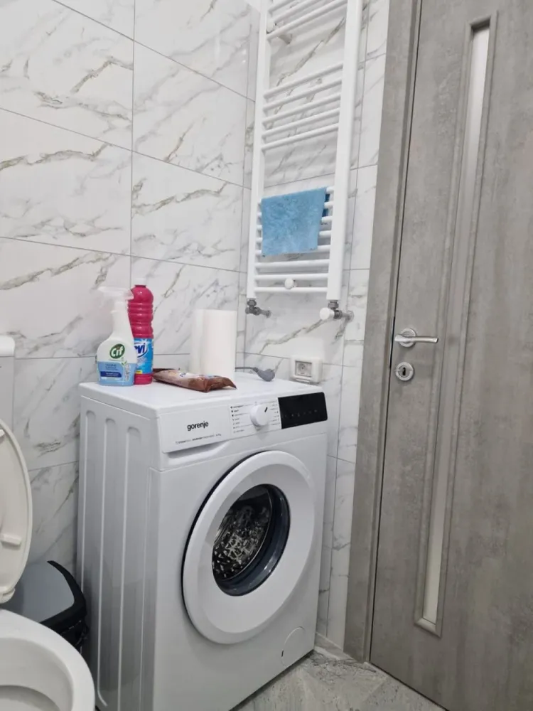 Apartament 2 camere, prima închiriere, Militari Residence – Parcare - Apartament de închiriat cartierul Militari Residence, strada Weiner Palada 12 Suprafață utilă 55 mp. Etaj 1 din 7 cu lift. Apartamentul este la prima închiriere. Mobilier nou. Centrală proprie. Contorizare individuală. Aer condiționat. Compartimentare practică living, dormitor, bucătărie complet mobilată și utilată, baie complet echipată. În apropierea blocului se află Complex Militari Shopping, Lidl, Kaufland. Ai acces rapid la metrou Preciziei și metrou Păcii. În zonă găsești restaurante și magazine. Loc de parcare INCLUS IN PRET Contract pe 12 luni, cu posibilitate de prelungire. Comision standard 50% dintr o lună de chirie. Se plătește o singură dată, la semnarea contractului. La semnare se achită comisionul 200 euro, garanția 400 euro și prima lună de chirie 400 euro. Ulterior se plătește lunar chiria și utilitățile, în funcție de consum. Nu se acceptă: Cetățeni străini, persoane de etnie romă, animale de companie. Detalii la numărul 0724 826 913 Bogdan }}