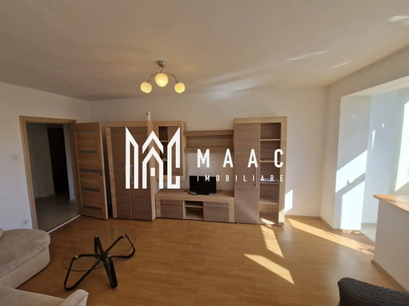 Apartament 2 camere | Etaj 3 | Balcon | 53 MPU | Hipodrom 3 - MAAC Imobiliare vă propune spre închiriere un apartament cu 2 camere, renovat, situat într-o zonă foarte bine conectată la principalele puncte de interes ale orașului Sibiu.

Cu o suprafață utilă de 54 mp, apartamentul oferă un spațiu confortabil și bine compartimentat, fiind ideal pentru un cuplu, o persoană singură sau o familie.

Detalii proprietate
Suprafață utilă: 54 mp
2 camere
Balcon
Apartament renovat
Bucătărie închisă
Spații de depozitare
Compartimentare
Living luminos
Dormitor
Bucătărie separată, complet mobilată și utilată
Baie
Hol
Balcon
Spații de depozitare
Dotări și beneficii
Complet mobilat și utilat
Bucătărie închisă
Spații generoase pentru depozitare
Finisaje moderne
Compartimentare practică
Apartament pregătit pentru mutare
Avantaje locație
Aproape de școli și grădinițe
Magazine de cartier și supermarketuri în imediata apropiere
Stații de autobuz și mijloace de transport în comun la câteva minute
Acces rapid către zona centrală a orașului
Aproape de farmacii, restaurante și centre comerciale
Conexiune facilă către toate zonele de interes din Sibiu
Potrivit pentru
Cupluri
Persoane singure
Familii
Închiriere pe termen lung

Cod anunț CP3187946