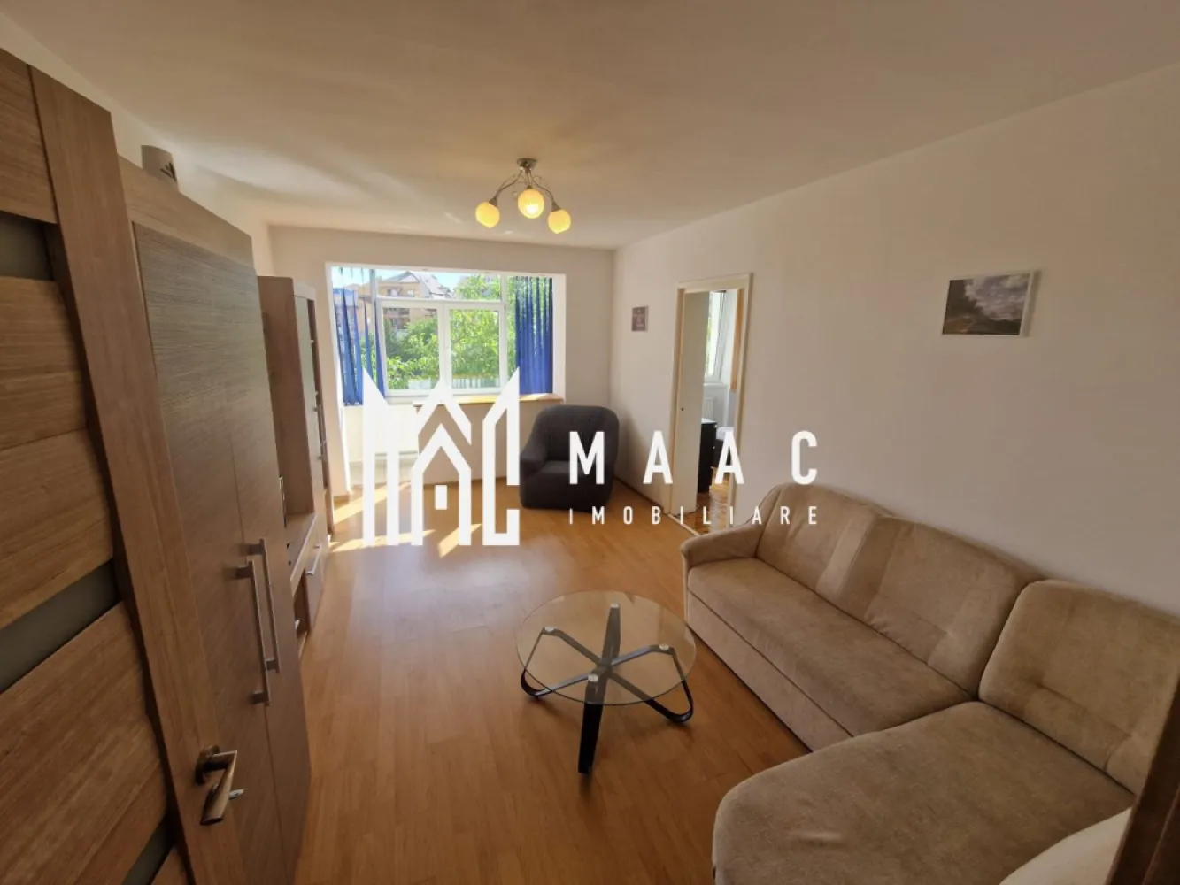 Apartament 2 camere | Etaj 3 | Balcon | 53 MPU | Hipodrom 3 - MAAC Imobiliare vă propune spre închiriere un apartament cu 2 camere, renovat, situat într-o zonă foarte bine conectată la principalele puncte de interes ale orașului Sibiu.

Cu o suprafață utilă de 54 mp, apartamentul oferă un spațiu confortabil și bine compartimentat, fiind ideal pentru un cuplu, o persoană singură sau o familie.

Detalii proprietate
Suprafață utilă: 54 mp
2 camere
Balcon
Apartament renovat
Bucătărie închisă
Spații de depozitare
Compartimentare
Living luminos
Dormitor
Bucătărie separată, complet mobilată și utilată
Baie
Hol
Balcon
Spații de depozitare
Dotări și beneficii
Complet mobilat și utilat
Bucătărie închisă
Spații generoase pentru depozitare
Finisaje moderne
Compartimentare practică
Apartament pregătit pentru mutare
Avantaje locație
Aproape de școli și grădinițe
Magazine de cartier și supermarketuri în imediata apropiere
Stații de autobuz și mijloace de transport în comun la câteva minute
Acces rapid către zona centrală a orașului
Aproape de farmacii, restaurante și centre comerciale
Conexiune facilă către toate zonele de interes din Sibiu
Potrivit pentru
Cupluri
Persoane singure
Familii
Închiriere pe termen lung

Cod anunț CP3187946