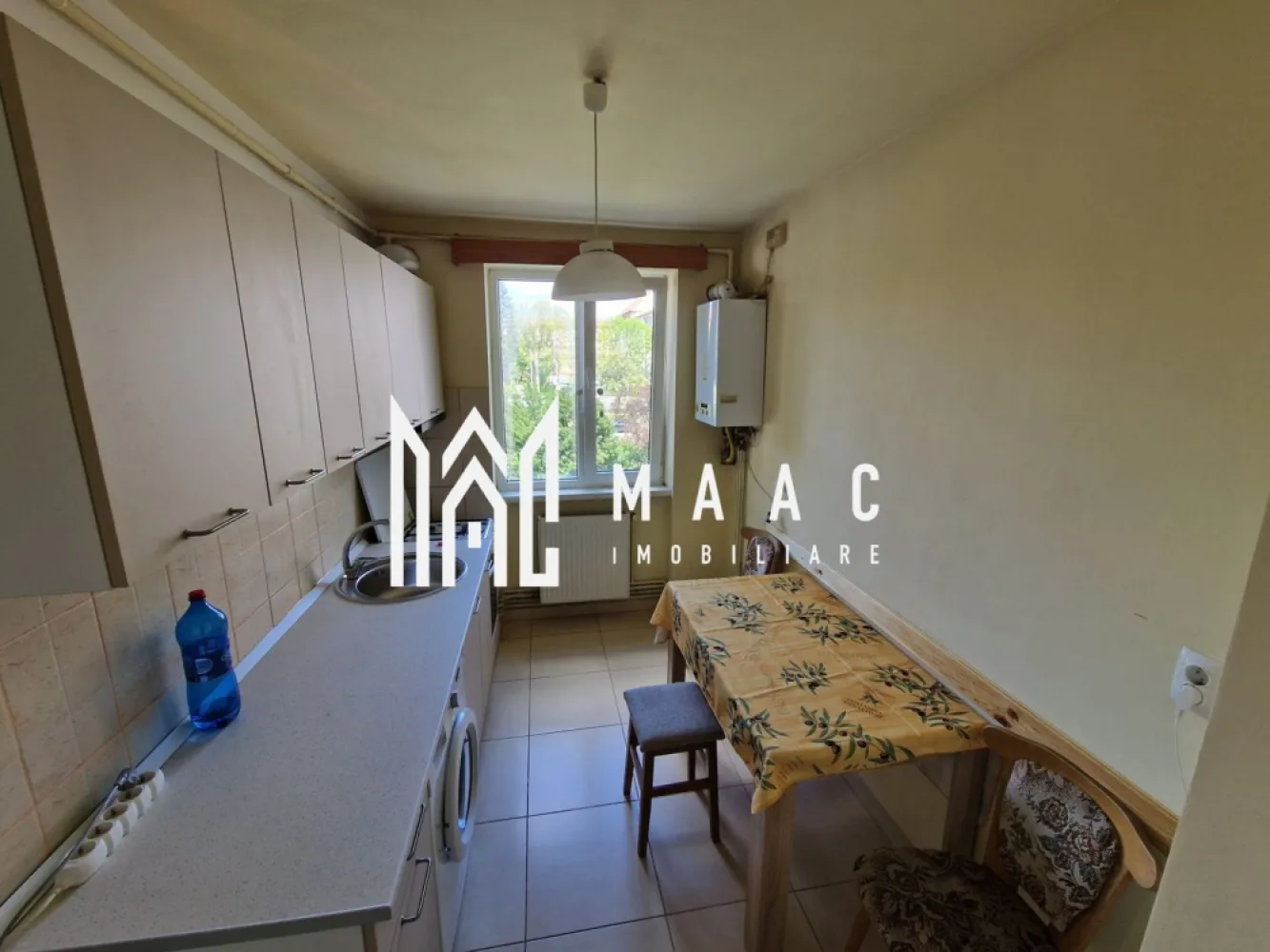 Apartament 2 camere | Etaj 3 | Balcon | 53 MPU | Hipodrom 3 - MAAC Imobiliare vă propune spre închiriere un apartament cu 2 camere, renovat, situat într-o zonă foarte bine conectată la principalele puncte de interes ale orașului Sibiu.

Cu o suprafață utilă de 54 mp, apartamentul oferă un spațiu confortabil și bine compartimentat, fiind ideal pentru un cuplu, o persoană singură sau o familie.

Detalii proprietate
Suprafață utilă: 54 mp
2 camere
Balcon
Apartament renovat
Bucătărie închisă
Spații de depozitare
Compartimentare
Living luminos
Dormitor
Bucătărie separată, complet mobilată și utilată
Baie
Hol
Balcon
Spații de depozitare
Dotări și beneficii
Complet mobilat și utilat
Bucătărie închisă
Spații generoase pentru depozitare
Finisaje moderne
Compartimentare practică
Apartament pregătit pentru mutare
Avantaje locație
Aproape de școli și grădinițe
Magazine de cartier și supermarketuri în imediata apropiere
Stații de autobuz și mijloace de transport în comun la câteva minute
Acces rapid către zona centrală a orașului
Aproape de farmacii, restaurante și centre comerciale
Conexiune facilă către toate zonele de interes din Sibiu
Potrivit pentru
Cupluri
Persoane singure
Familii
Închiriere pe termen lung

Cod anunț CP3187946