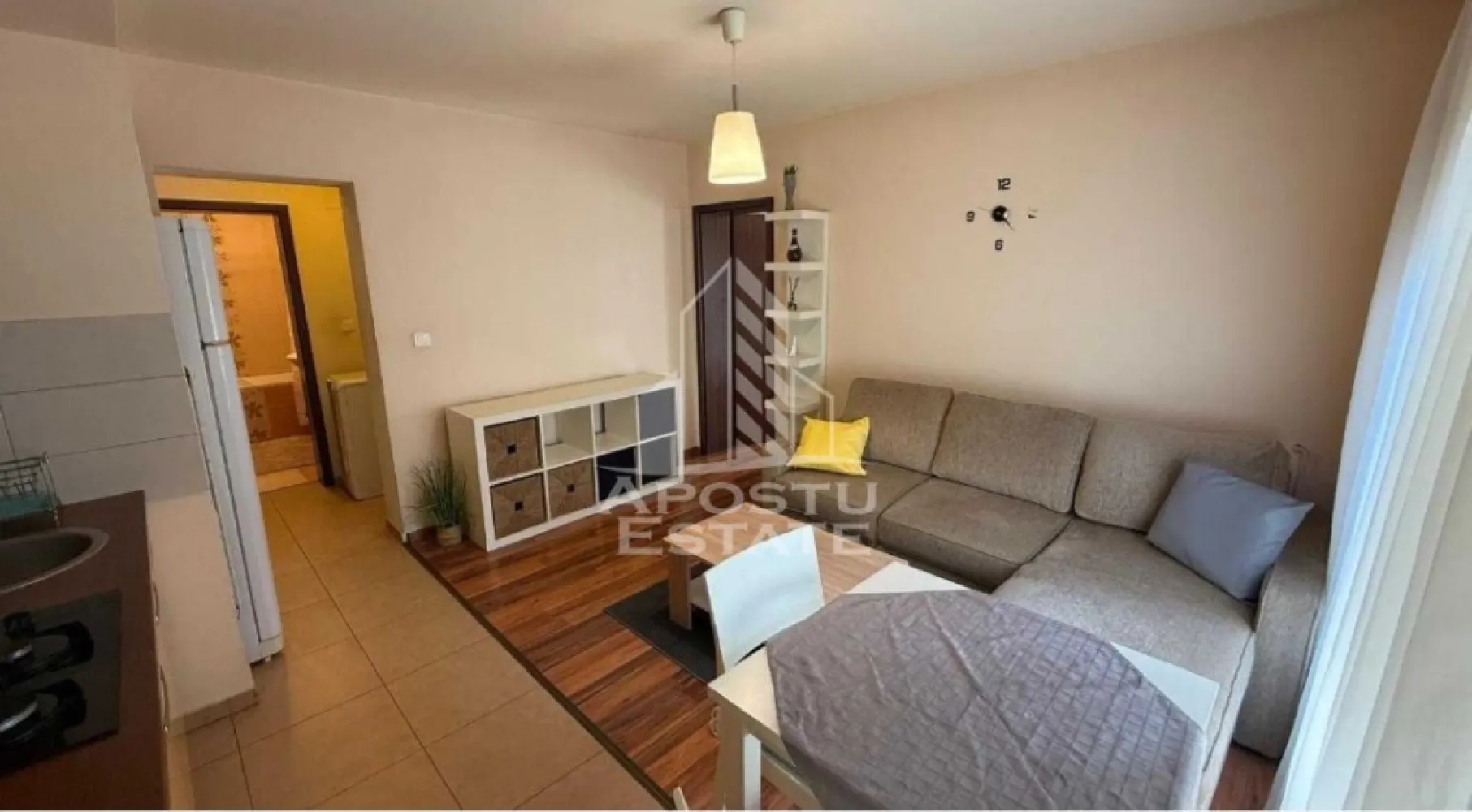Apartament open space,2 camere,Dumbravita Kaufland - Apostu Estate va propune spre inchiriere un apartament modern si primitor, situat intr-o zona extrem de cautata si accesibila din Dumbravita.

​Locuinta este ideala pentru cei care apreciaza confortul si functionalitatea. 
Imobilul are o suprafata utila de aproximativ 40 mp si este compartimentat astfel: 

-hol de acces.
-living cu bucatarie (open space).
- dormitor.
-baie.
​
Detalii si dotari:

​Confort termic: Asigurat prin centrala termica proprie si aparat de aer conditionat.

​ Apartamentul este complet mobilat si utilat, pregatit pentru mutare imediata.

Beneficiati de loc de parcare inclus in pretul chiriei.

​ Amplasarea este excelenta, in imediata apropiere de zone comerciale precum McDonalds si Kaufland, cu acces rapid la mijloacele de transport in comun.

Nu se accepta animale de companie si fumatori.

Disponibil imediat!

Va asteptam cu drag la o vizionare!