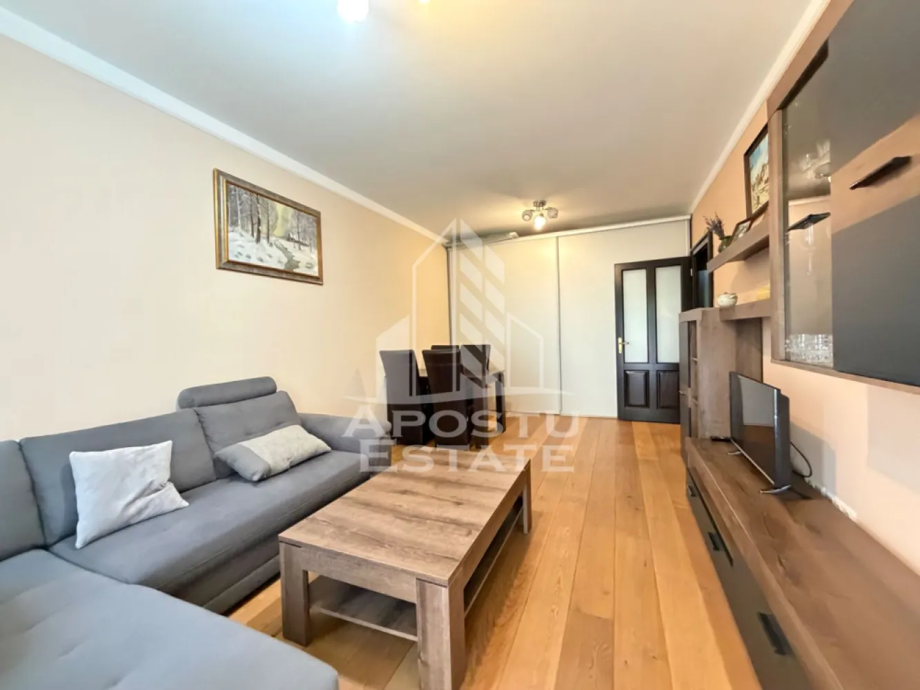 Apartament cu 2 camere, la parter, loc de parcare, in Mehala - Agentia imobiliara APOSTU ESTATE va propune spre vanzare un apartament cu 2 camere, decomandat, situat la parterul unui bloc construit in anul 2013, intr-o zona linistita si apreciata din cartierul Mehala, Timisoara.

Apartamentul dispune de o compartimentare practica si functionala, fiind ideal atat pentru locuit, cat si pentru investitie. Proprietatea se vinde complet mobilata si utilata, astfel incat viitorul proprietar se poate muta imediat, fara investitii suplimentare.

Compartimentare:

* hol de acces;
* living spatios si luminos;
* bucatarie inchisa, complet mobilata si utilata;
* dormitor confortabil;
* baie cu cada;
* spatii de depozitare.

Confortul termic este asigurat de centrala proprie si incalzirea prin calorifere, oferind costuri reduse de intretinere si un plus de confort pe tot parcursul anului.

Un avantaj important al proprietatii este locul de parcare inclus, oferind siguranta si confort pentru viitorii proprietari.

Apartamentul este amplasat intr-o zona rezidentiala linistita, cu acces facil catre mijloace de transport in comun, magazine, supermarketuri, farmacii, scoli si gradinite, fiind o alegere excelenta pentru familii, cupluri sau pentru cei care doresc o investitie imobiliara sigura.

Agentia imobiliara APOSTU ESTATE va ofera consultanta bancara gratuita prin intermediul colaboratorilor nostri pentru alegerea celui mai potrivit tip de credit, astfel incat tu sa devi noul proprietar al acestui apartament.

Va asteptam cu drag la o vizionare!
Id Intern: CP3186072!