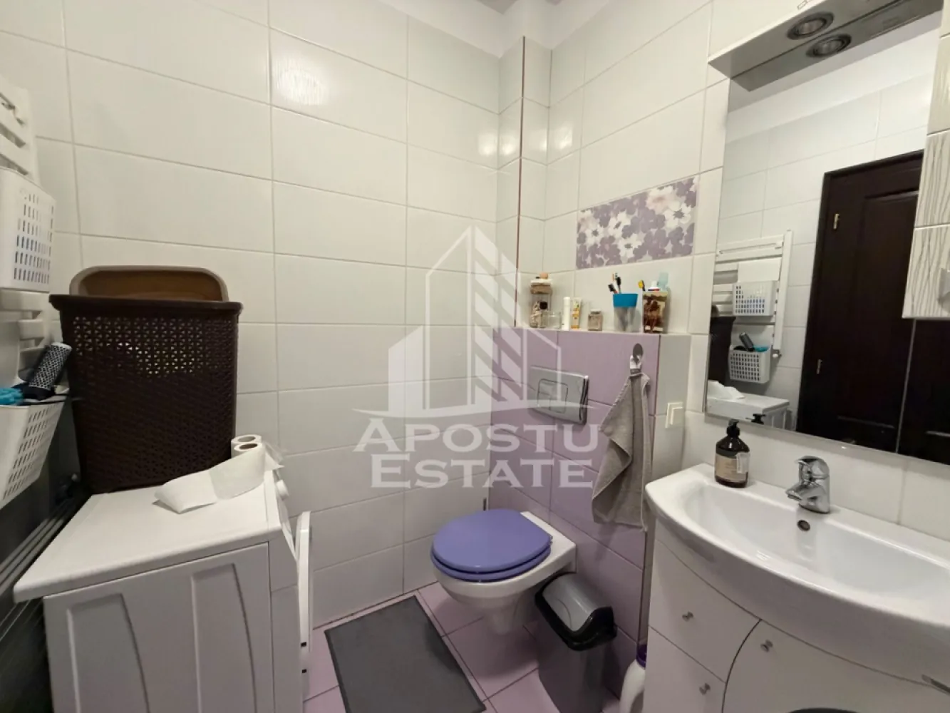 Apartament cu 2 camere, la parter, loc de parcare, in Mehala - Agentia imobiliara APOSTU ESTATE va propune spre vanzare un apartament cu 2 camere, decomandat, situat la parterul unui bloc construit in anul 2013, intr-o zona linistita si apreciata din cartierul Mehala, Timisoara.

Apartamentul dispune de o compartimentare practica si functionala, fiind ideal atat pentru locuit, cat si pentru investitie. Proprietatea se vinde complet mobilata si utilata, astfel incat viitorul proprietar se poate muta imediat, fara investitii suplimentare.

Compartimentare:

* hol de acces;
* living spatios si luminos;
* bucatarie inchisa, complet mobilata si utilata;
* dormitor confortabil;
* baie cu cada;
* spatii de depozitare.

Confortul termic este asigurat de centrala proprie si incalzirea prin calorifere, oferind costuri reduse de intretinere si un plus de confort pe tot parcursul anului.

Un avantaj important al proprietatii este locul de parcare inclus, oferind siguranta si confort pentru viitorii proprietari.

Apartamentul este amplasat intr-o zona rezidentiala linistita, cu acces facil catre mijloace de transport in comun, magazine, supermarketuri, farmacii, scoli si gradinite, fiind o alegere excelenta pentru familii, cupluri sau pentru cei care doresc o investitie imobiliara sigura.

Agentia imobiliara APOSTU ESTATE va ofera consultanta bancara gratuita prin intermediul colaboratorilor nostri pentru alegerea celui mai potrivit tip de credit, astfel incat tu sa devi noul proprietar al acestui apartament.

Va asteptam cu drag la o vizionare!
Id Intern: CP3186072!