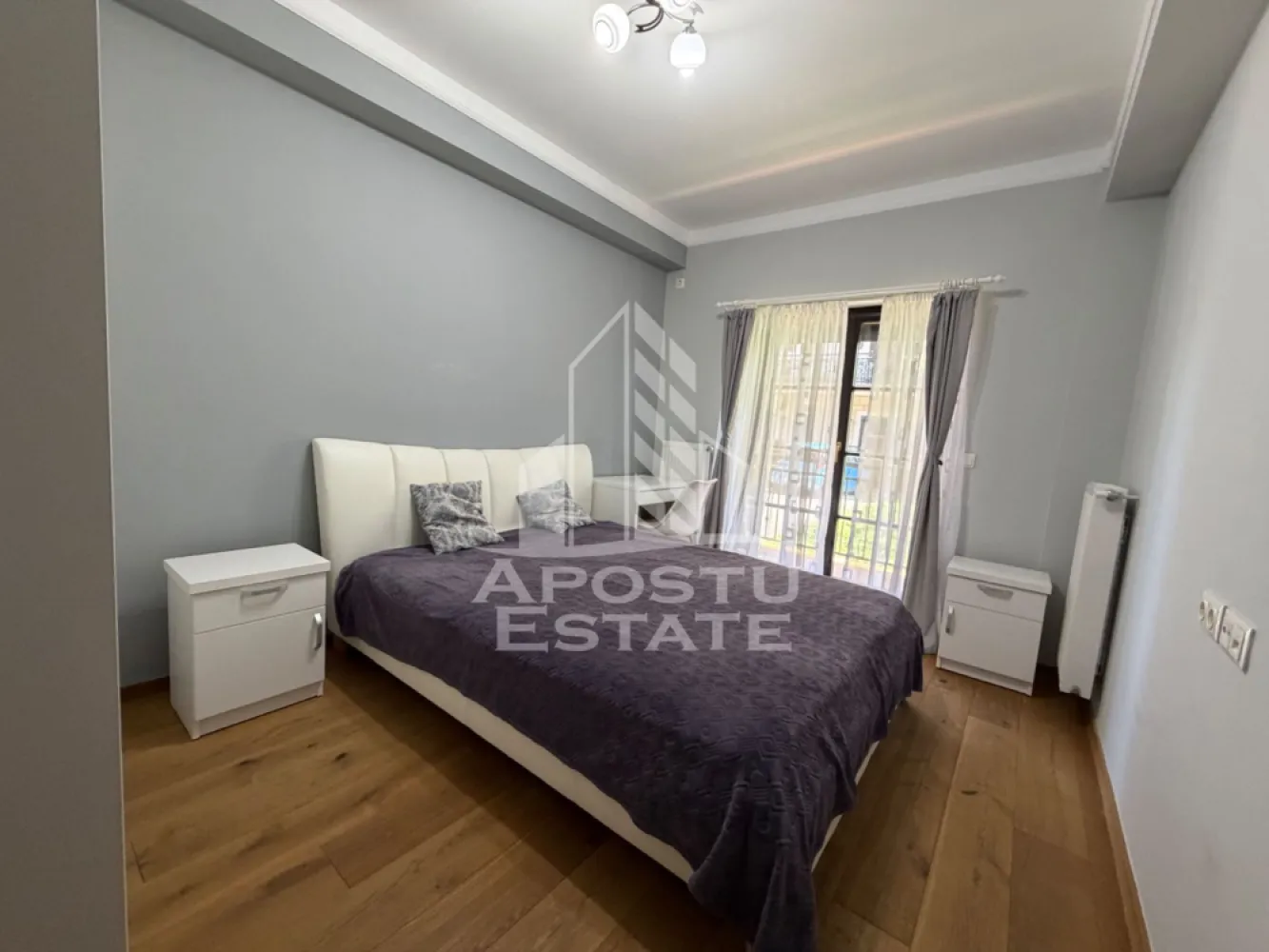 Apartament cu 2 camere, la parter, loc de parcare, in Mehala - Agentia imobiliara APOSTU ESTATE va propune spre vanzare un apartament cu 2 camere, decomandat, situat la parterul unui bloc construit in anul 2013, intr-o zona linistita si apreciata din cartierul Mehala, Timisoara.

Apartamentul dispune de o compartimentare practica si functionala, fiind ideal atat pentru locuit, cat si pentru investitie. Proprietatea se vinde complet mobilata si utilata, astfel incat viitorul proprietar se poate muta imediat, fara investitii suplimentare.

Compartimentare:

* hol de acces;
* living spatios si luminos;
* bucatarie inchisa, complet mobilata si utilata;
* dormitor confortabil;
* baie cu cada;
* spatii de depozitare.

Confortul termic este asigurat de centrala proprie si incalzirea prin calorifere, oferind costuri reduse de intretinere si un plus de confort pe tot parcursul anului.

Un avantaj important al proprietatii este locul de parcare inclus, oferind siguranta si confort pentru viitorii proprietari.

Apartamentul este amplasat intr-o zona rezidentiala linistita, cu acces facil catre mijloace de transport in comun, magazine, supermarketuri, farmacii, scoli si gradinite, fiind o alegere excelenta pentru familii, cupluri sau pentru cei care doresc o investitie imobiliara sigura.

Agentia imobiliara APOSTU ESTATE va ofera consultanta bancara gratuita prin intermediul colaboratorilor nostri pentru alegerea celui mai potrivit tip de credit, astfel incat tu sa devi noul proprietar al acestui apartament.

Va asteptam cu drag la o vizionare!
Id Intern: CP3186072!