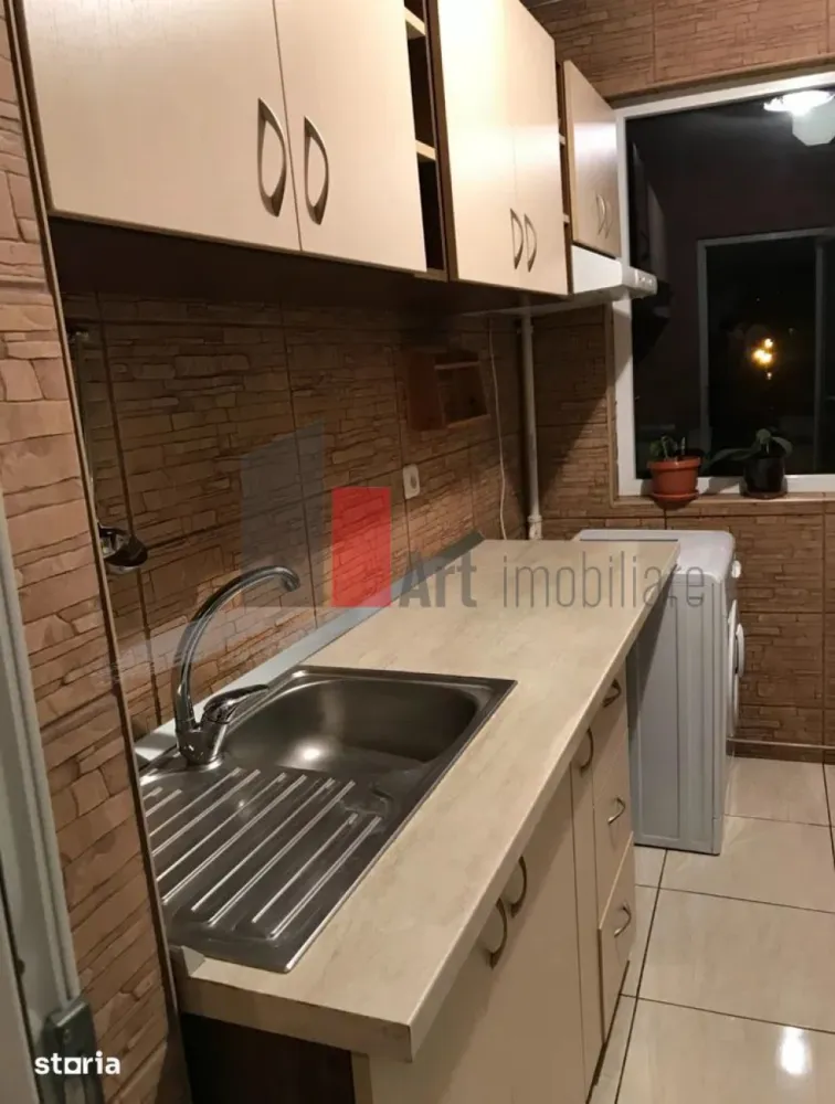 Vânzare apartament 3 camere Bd. Obregia - Turnu Măgurele - Vă prezint spre achiziție un apartament complet renovat de 3 camere. Au fost schimbate instalațiile sanitare și electrice. Geamurile sunt termopan, deși blocul nu a fost încă izolat. Ușile, parchetul au fost înlocuite. Baia are aerisire proprie, prin geam.
Locuința are 2 balcoane, unul pe dormitor, celălalt pe camera de zi. 

Se asigură 2 locuri de parcare.
Toate actele sunt pregătite.
Blocul încă nu este reabilitat termic și nu este încadrat în nici o clasă de risc sau de urgență.

Stațiile de metrou Piața Sudului și Apărătorii Pateriei sunt la 15 minute de mers cu mijloacele de transport. Stații STB: 102, 125, 312, N105, N106, 72, 73.
În apropiere este Școala 189, Policlinica Râul Sadului, Grand Arena, Hornbach, Lidl, Kaufland, Carrefour.

Pentru vizionare sau obținerea mai multor detalii, vă stau cu drag la dispoziție.