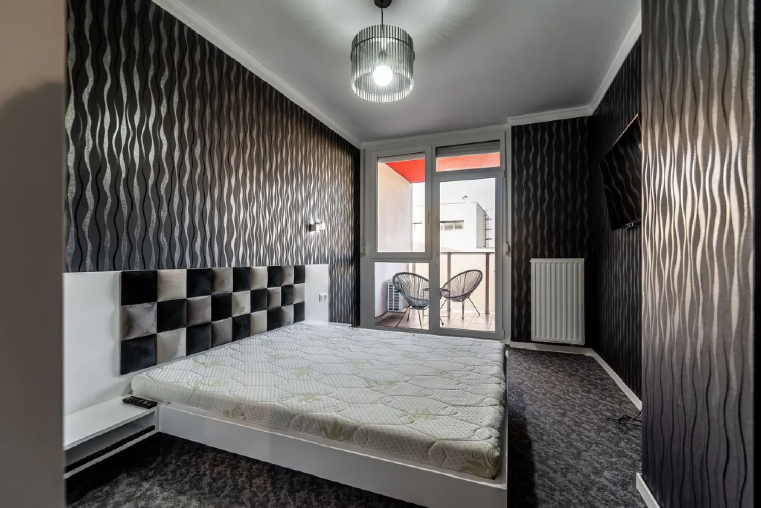 Oportunitate premium | zonă de top Arad | finisaje de excepție - Vă prezentăm spre vânzare o proprietate deosebită, situată în Micălaca, concepută pentru cei care pun preț pe calitate, spațiu și confort.
Cu un preț corect poziționat la 124.500 €, acest imobil reprezintă una dintre cele mai bune investiții din zona 300 în acest moment.

Puncte forte care fac diferența:
Configurație: 2 camere | living+bucătărie open space+dormitor+baie
Confort termic: centrală proprie pe gaz / bloc nou, izolatat termic / facturi optimizate și confort maxim.
Finisaje: materiale premium, atent alese (gresie porțelanată, parchet trafic intens, tâmplărie de calitate).
Dotări: se vinde mobilat și utilat / aer condiționat 
Localizare: aproape de Malul Mureșului pe o stradă liniștită, ferită de zgomotul traficului intens.

De ce să alegi această proprietate?
Gata de mutat: nu necesită investiții suplimentare.
Eficiență: compartimentare inteligentă care maximizează fiecare metru pătrat.
Valoare stabilă: poziționarea într-o zonă căutată garantează aprecierea investiției în timp.

📞 Contactează-mă acum pentru detalii: 07225252639
Sebastian Nica – Consultantul tău imobiliar în Arad

Nu dispui de toată suma? Te ajutăm noi gratuit! Îți obținem oferte de la 16 bănci.
Ai o proprietate de vânzare în Arad și vrei să știi cât valorează cu adevărat?
Sună-mă pentru o evaluare gratuită, fără obligații.

Birou: ACASĂ | Agenție imobiliară Arad
Bulevardul Decebal 2, Arad 310133