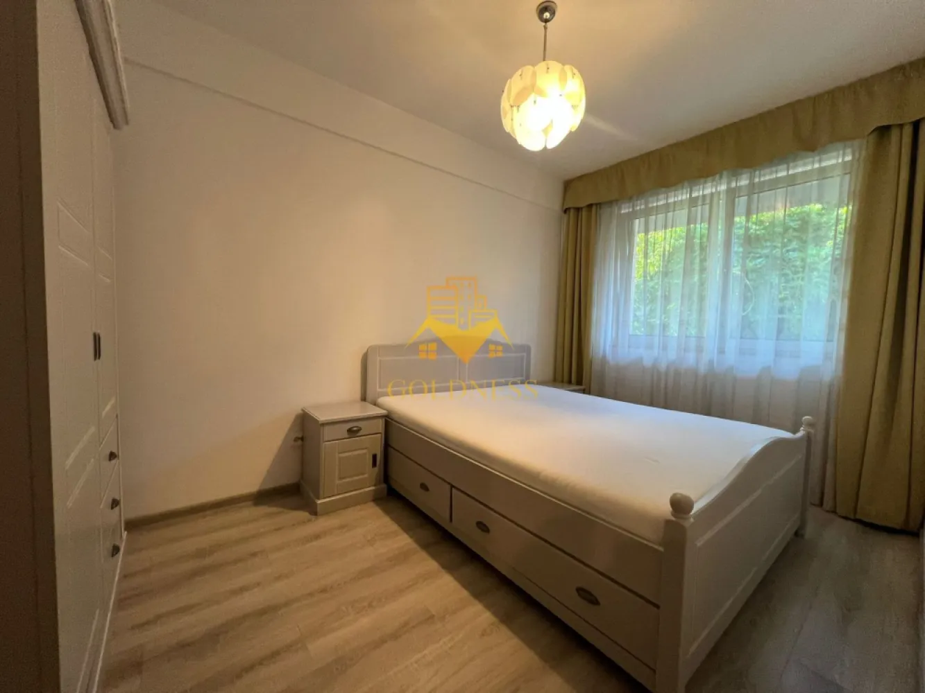 2 Camere, Modern, AC, Zona FSEGA, Iulius Mall, Intre Lacuri - GOLDNESS Imobiliare vă propune spre închiriere un apartament cu 2 camere complet mobilat și utilat, la etajul 1 într-un imobil de 4 etaje, în cartierul Intre Lacuri. 
Apartamentul este compartimentat astfel:
 - dormitor cu pat matrimonial, dressing, noptiere
 - living cu bucatarie open-space complet utilată, canapea extensibla, loc de servit masa 
 - baie cu vana, calorifer port prosop inox și dulap pentru depozitare.

Imobilul este dotat cu toate cele necesare- centrală proprie, mașină de spălat haine, frigider, hotă, TV, etc. 
Se află în apropierea stațiilor de transport în comun, magazine, restaurante, spații verzi, farmacii, etc. 

Dacă sunteți interesați de acest apartament și doriți să îl vizionați, dar și pentru alte oferte sau detalii nu ezitați să ne contactați telefonic sau prin e-mail - goldnessimobiliare@gmail.com. Vă stăm la dispoziție!
Pentru intermediere se percepe un comision de 50% din prețul chiriei!