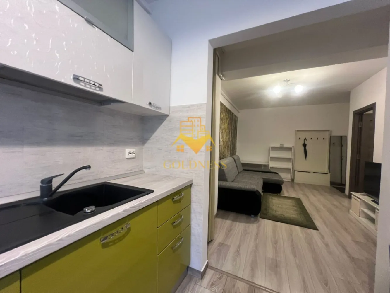 2 Camere, Modern, AC, Zona FSEGA, Iulius Mall, Intre Lacuri - GOLDNESS Imobiliare vă propune spre închiriere un apartament cu 2 camere complet mobilat și utilat, la etajul 1 într-un imobil de 4 etaje, în cartierul Intre Lacuri. 
Apartamentul este compartimentat astfel:
 - dormitor cu pat matrimonial, dressing, noptiere
 - living cu bucatarie open-space complet utilată, canapea extensibla, loc de servit masa 
 - baie cu vana, calorifer port prosop inox și dulap pentru depozitare.

Imobilul este dotat cu toate cele necesare- centrală proprie, mașină de spălat haine, frigider, hotă, TV, etc. 
Se află în apropierea stațiilor de transport în comun, magazine, restaurante, spații verzi, farmacii, etc. 

Dacă sunteți interesați de acest apartament și doriți să îl vizionați, dar și pentru alte oferte sau detalii nu ezitați să ne contactați telefonic sau prin e-mail - goldnessimobiliare@gmail.com. Vă stăm la dispoziție!
Pentru intermediere se percepe un comision de 50% din prețul chiriei!