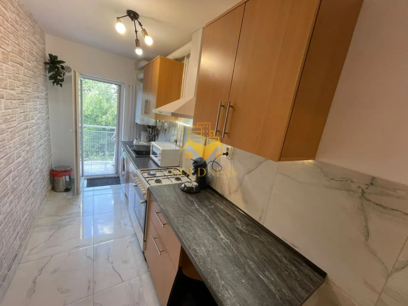 O camera decomandata, Zorilor, UMF, UTCN, Parcare, Observatorului, Mol - GOLDNESS Imobiliare vă propune spre închiriere un apartament cu 2 camere complet mobilat și utilat, la etajul 2 într-un imobil de 4 etaje, în Cartierul Zorilor.
Parcare inclusa!
Se află în apropierea stațiilor de transport în comun, magazine, restaurante, spații verzi, farmacii, etc. 

Apartamentul este compartimentat astfel:
 - dormitor cu pat matrimonial, dressing, noptiere, iesire pe balcon
 - bucatarie complet utilată și mobilată, iesire pe balcon
 - baie cu dus walk-in, calorifer port prosop și dulap pentru depozitare.
 -balcon de 10 mp.

Imobilul este dotat cu toate cele necesare- centrală proprie, frigider, aragaz, hotă, mașină de spălat haine, etc. 

Dacă sunteți interesați de acest apartament și doriți să îl vizionați, dar și pentru alte oferte nu ezitați să ne contactați telefonic sau prin e-mail. Vă stăm la dispoziție!
Pentru intermediere se percepe un comision de 50% din prețul chiriei!