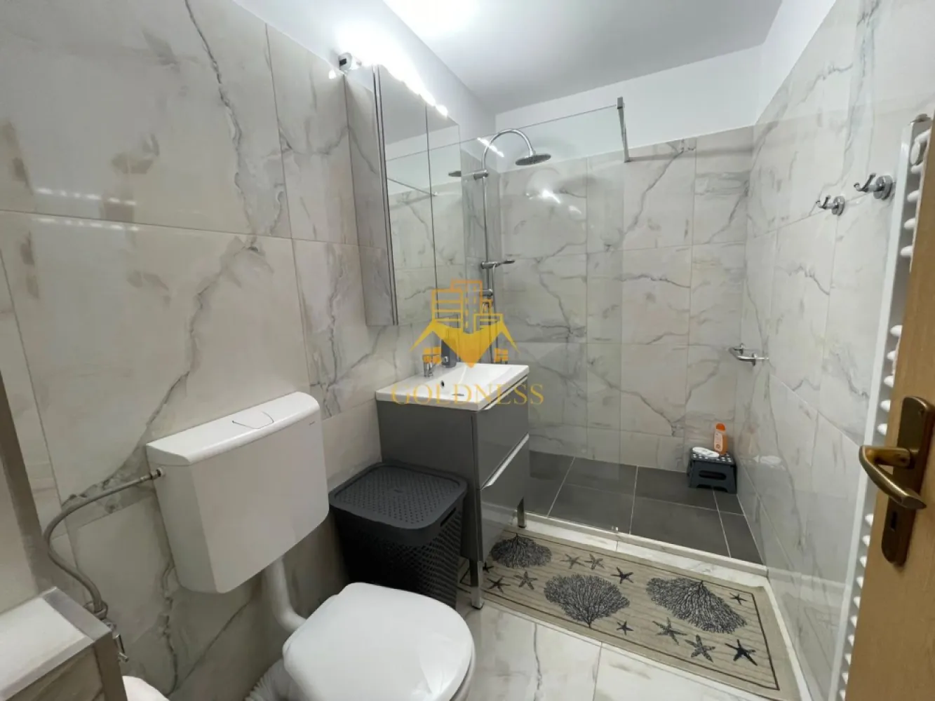 O camera decomandata, Zorilor, UMF, UTCN, Parcare, Observatorului, Mol - GOLDNESS Imobiliare vă propune spre închiriere un apartament cu 2 camere complet mobilat și utilat, la etajul 2 într-un imobil de 4 etaje, în Cartierul Zorilor.
Parcare inclusa!
Se află în apropierea stațiilor de transport în comun, magazine, restaurante, spații verzi, farmacii, etc. 

Apartamentul este compartimentat astfel:
 - dormitor cu pat matrimonial, dressing, noptiere, iesire pe balcon
 - bucatarie complet utilată și mobilată, iesire pe balcon
 - baie cu dus walk-in, calorifer port prosop și dulap pentru depozitare.
 -balcon de 10 mp.

Imobilul este dotat cu toate cele necesare- centrală proprie, frigider, aragaz, hotă, mașină de spălat haine, etc. 

Dacă sunteți interesați de acest apartament și doriți să îl vizionați, dar și pentru alte oferte nu ezitați să ne contactați telefonic sau prin e-mail. Vă stăm la dispoziție!
Pentru intermediere se percepe un comision de 50% din prețul chiriei!