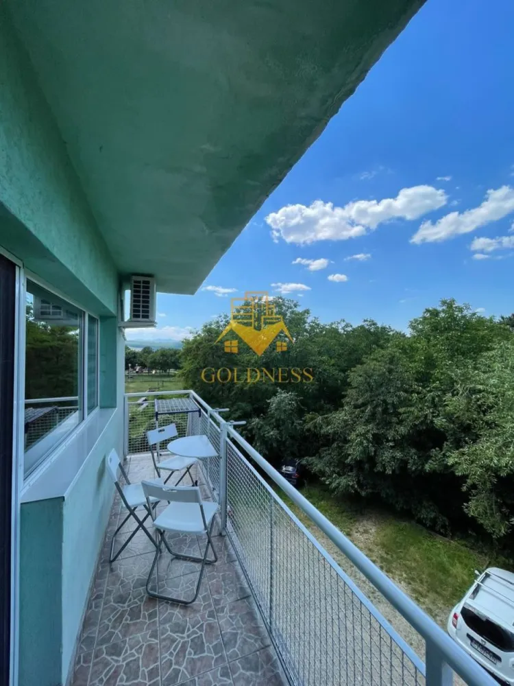 O camera decomandata, Zorilor, UMF, UTCN, Parcare, Observatorului, Mol - GOLDNESS Imobiliare vă propune spre închiriere un apartament cu 2 camere complet mobilat și utilat, la etajul 2 într-un imobil de 4 etaje, în Cartierul Zorilor.
Parcare inclusa!
Se află în apropierea stațiilor de transport în comun, magazine, restaurante, spații verzi, farmacii, etc. 

Apartamentul este compartimentat astfel:
 - dormitor cu pat matrimonial, dressing, noptiere, iesire pe balcon
 - bucatarie complet utilată și mobilată, iesire pe balcon
 - baie cu dus walk-in, calorifer port prosop și dulap pentru depozitare.
 -balcon de 10 mp.

Imobilul este dotat cu toate cele necesare- centrală proprie, frigider, aragaz, hotă, mașină de spălat haine, etc. 

Dacă sunteți interesați de acest apartament și doriți să îl vizionați, dar și pentru alte oferte nu ezitați să ne contactați telefonic sau prin e-mail. Vă stăm la dispoziție!
Pentru intermediere se percepe un comision de 50% din prețul chiriei!