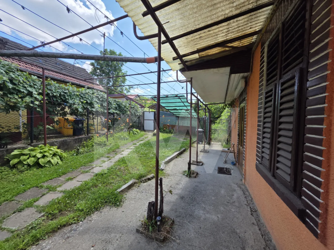 Casa cu gradina de vanzare Medias curte comuna - Casă cu grădină în una dintre cele mai bune zone din Mediaș 
Casa are curte comuna
Dacă îți dorești liniște, intimitate și o curte în care să te bucuri de timpul liber, această proprietate poate fi alegerea potrivită.
3 camere luminoase și bine compartimentate in suprafata de 90 mp.
 Baie spațioasă
 Pivniță ideală pentru depozitare
 Grădină proprie de aproximativ 200 mp
 Zonă apreciată și liniștită a Mediașului
Fie că visezi la o grădină cu flori, un loc de joacă pentru copii sau seri relaxante alături de familie, această proprietate îți oferă spațiul și confortul de care ai nevoie.

O casă primitoare, cu potențial și amplasare excelentă, pregătită să devină noul tău cămin.