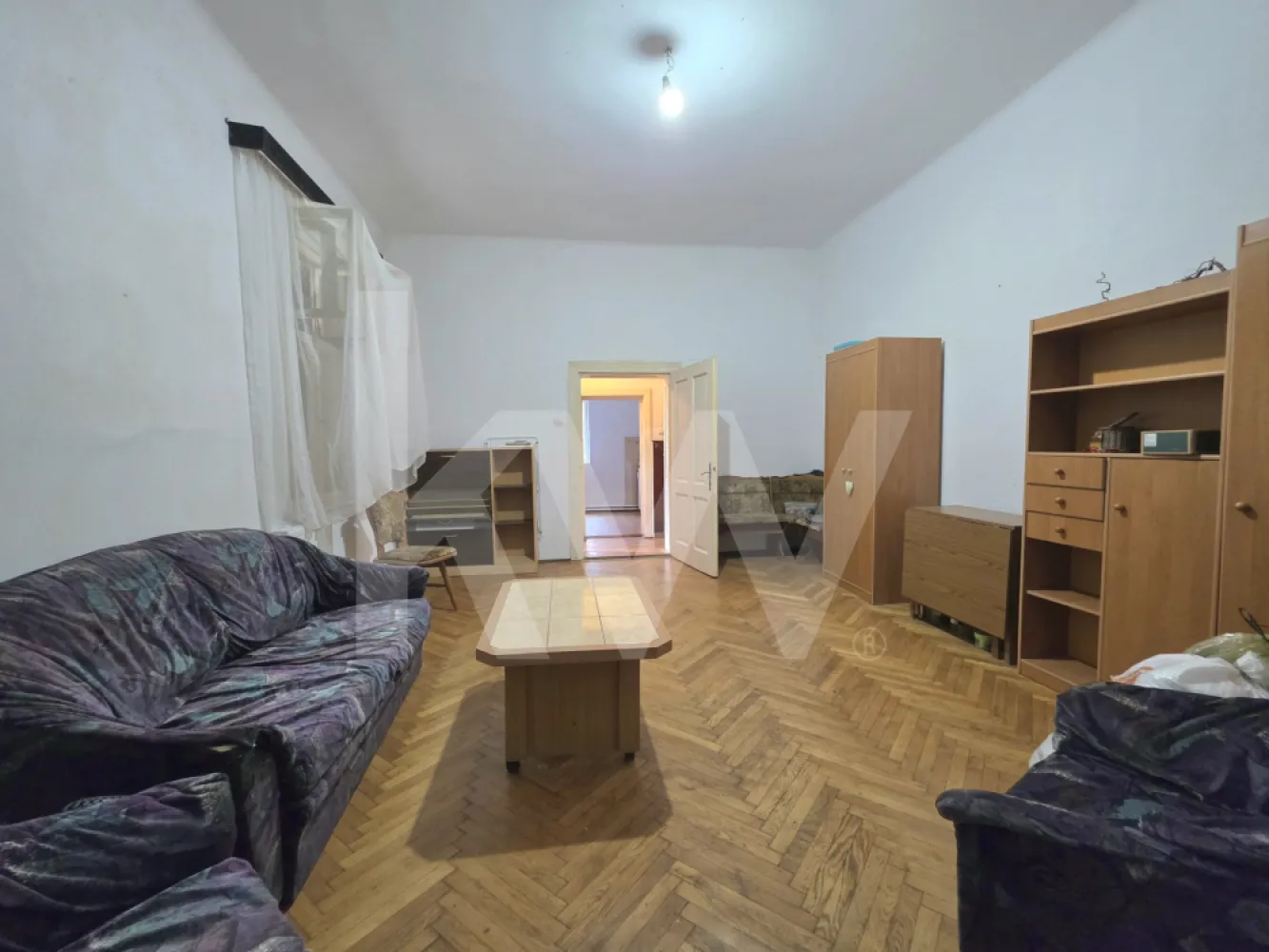 Casa cu gradina de vanzare Medias curte comuna - Casă cu grădină în una dintre cele mai bune zone din Mediaș 
Casa are curte comuna
Dacă îți dorești liniște, intimitate și o curte în care să te bucuri de timpul liber, această proprietate poate fi alegerea potrivită.
3 camere luminoase și bine compartimentate in suprafata de 90 mp.
 Baie spațioasă
 Pivniță ideală pentru depozitare
 Grădină proprie de aproximativ 200 mp
 Zonă apreciată și liniștită a Mediașului
Fie că visezi la o grădină cu flori, un loc de joacă pentru copii sau seri relaxante alături de familie, această proprietate îți oferă spațiul și confortul de care ai nevoie.

O casă primitoare, cu potențial și amplasare excelentă, pregătită să devină noul tău cămin.