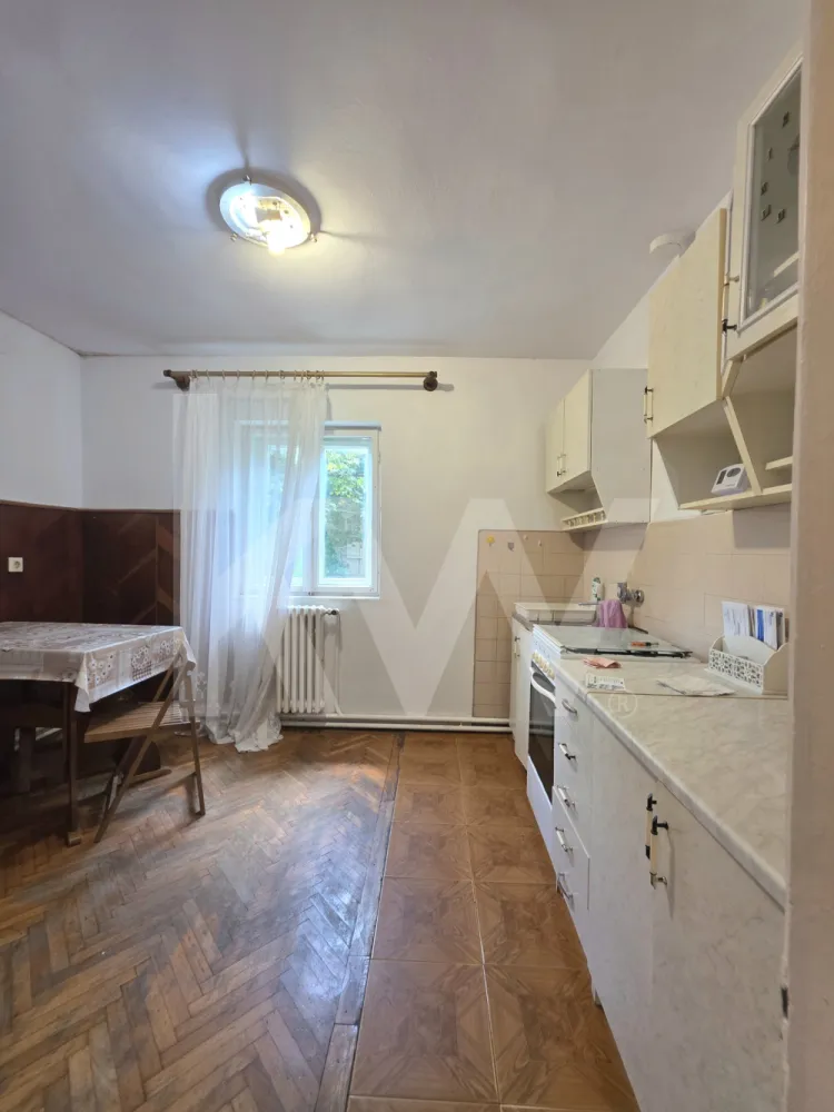 Casa cu gradina de vanzare Medias curte comuna - Casă cu grădină în una dintre cele mai bune zone din Mediaș 
Casa are curte comuna
Dacă îți dorești liniște, intimitate și o curte în care să te bucuri de timpul liber, această proprietate poate fi alegerea potrivită.
3 camere luminoase și bine compartimentate in suprafata de 90 mp.
 Baie spațioasă
 Pivniță ideală pentru depozitare
 Grădină proprie de aproximativ 200 mp
 Zonă apreciată și liniștită a Mediașului
Fie că visezi la o grădină cu flori, un loc de joacă pentru copii sau seri relaxante alături de familie, această proprietate îți oferă spațiul și confortul de care ai nevoie.

O casă primitoare, cu potențial și amplasare excelentă, pregătită să devină noul tău cămin.